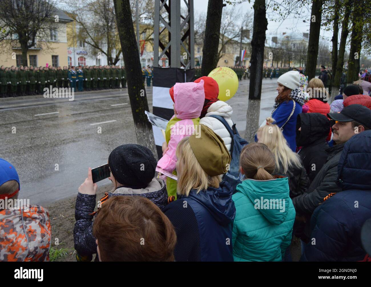 Kovrov, Russland. 9 Mai 2017. Feier des Siegestages auf dem Siegesplatz. Zuschauer beobachten die festliche Parade Stockfoto