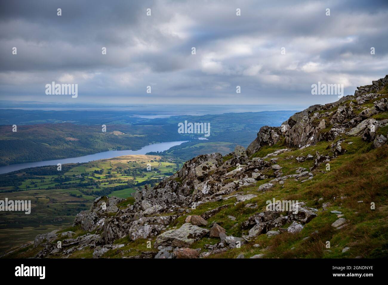 Blick von der Spitze des Old man of Coniston im englischen Lake District in Cumbria.beliebt bei Fell Walking. Stockfoto