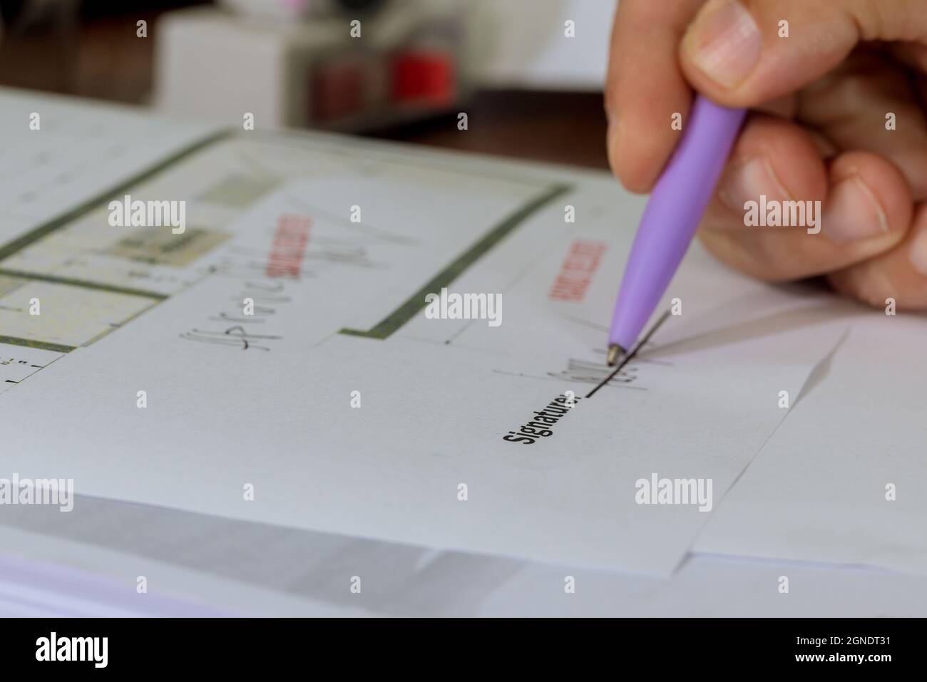 Männliche Hand hält Stift Unterschrift legales Papier an der Rezeption setzen Unterschrift Stockfoto