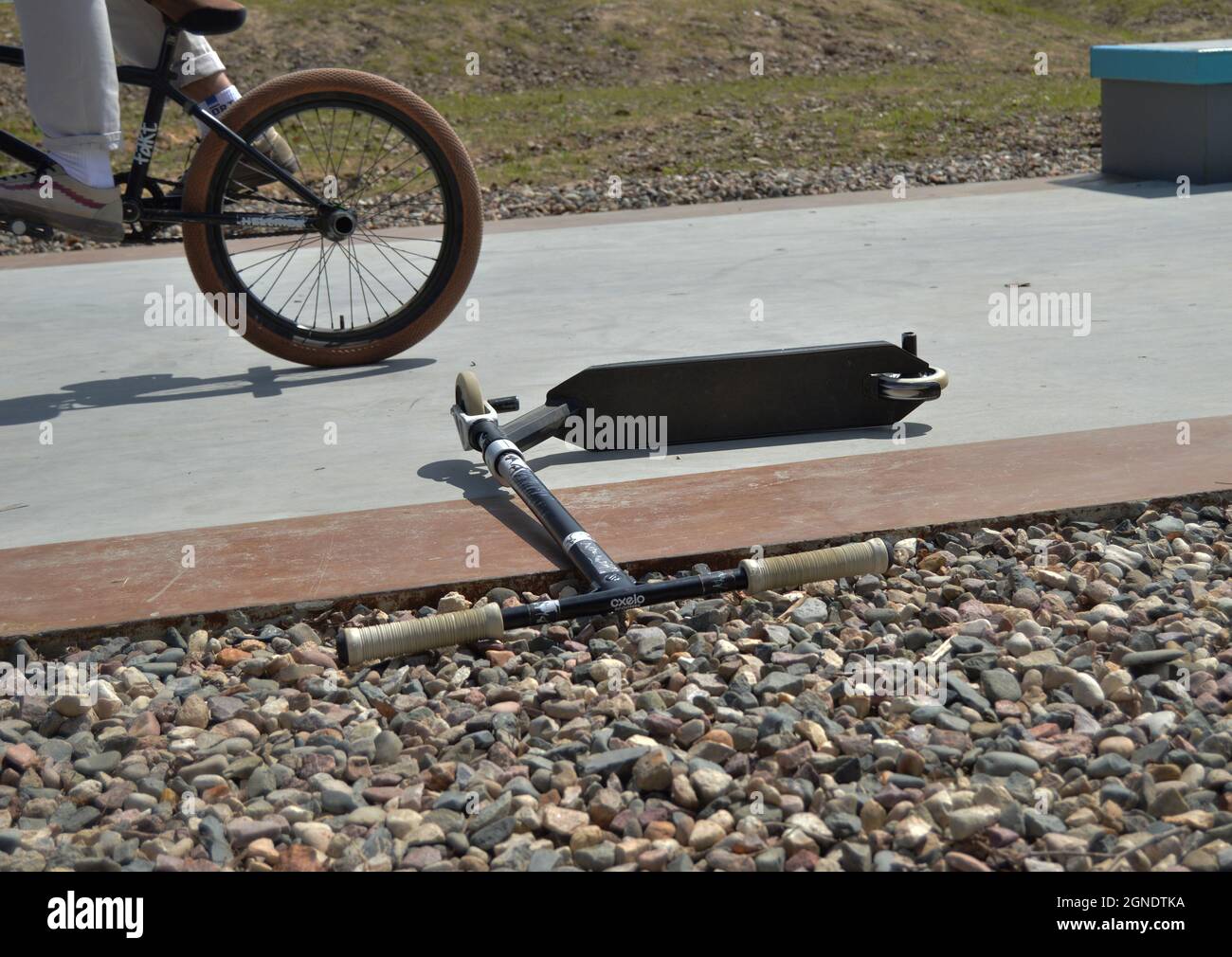 Dobrograd, Region Wladimir, Russland. 20 Mai 2017. Wettbewerbe Skateboarding und BMX gewidmet der Eröffnung der Skateboarding-Saison. Roller Lyin Stockfoto