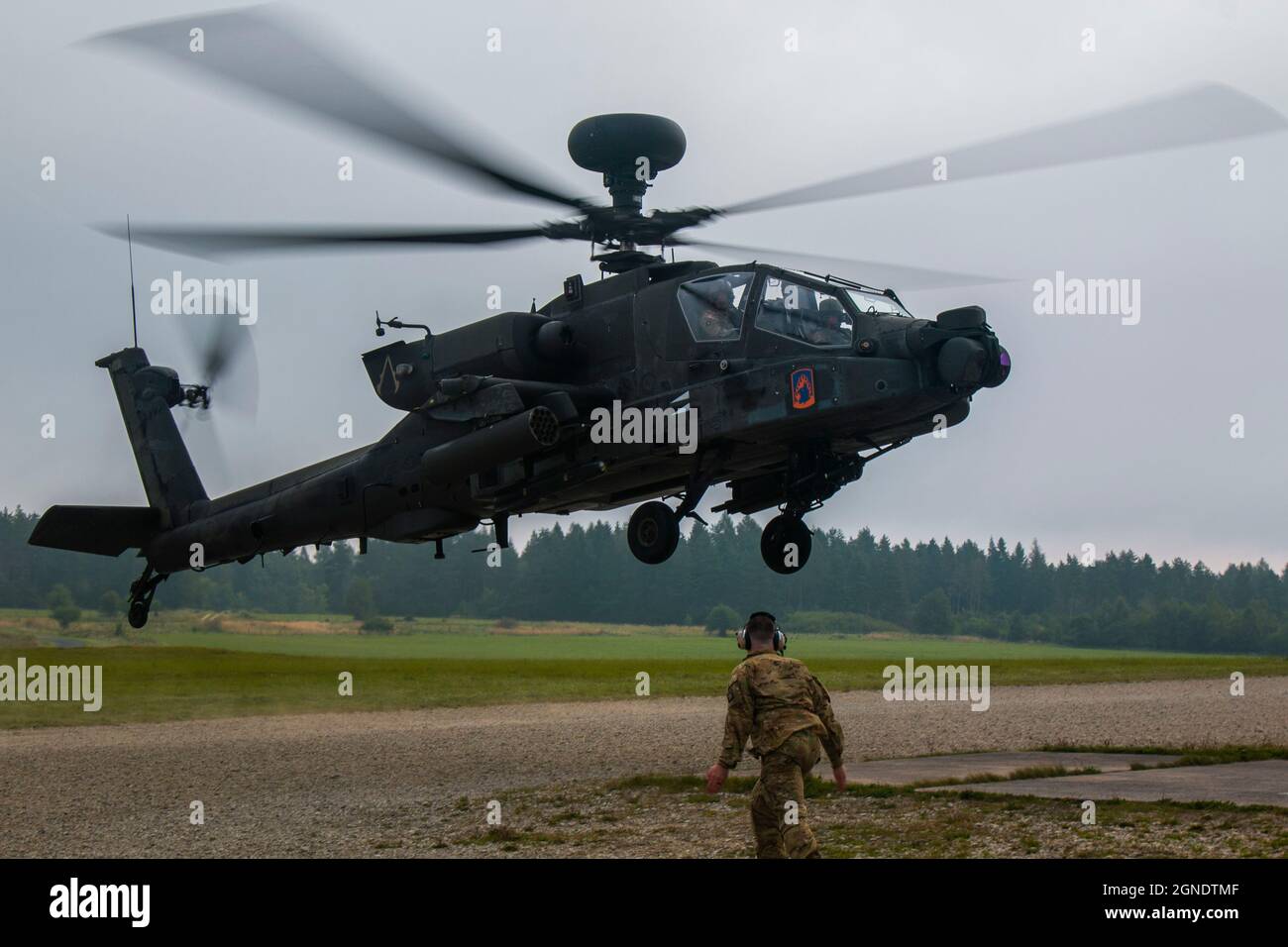 Brig. General Joseph Hilbert, 7. Armeeausbildungskommandierender General, betreibt ein AH-64D Apache-Waffensystem während des Angriffsbataillons 1-3, 12. Kampffliegerbrigade Familientag, 18. September 2021, im Grafenwoehr Trainingsgebiet, Grafenwoehr, Deutschland. Die Veranstaltung war Teil des 12. CAB-Familientages, an dem Soldaten und ihre Familien eine Demonstration von Soldaten beobachten konnten, die auf dem Feld trainierten. Stockfoto