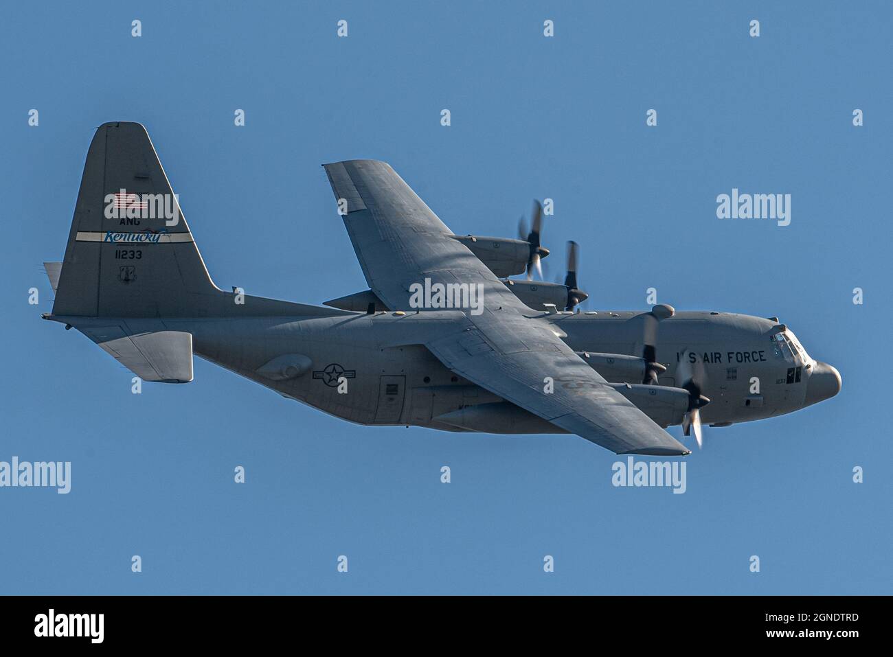 Das letzte von acht Flugzeugen des C-130 H-Modells verlässt die Kentucky Air National Guard Base in Louisville, Ky., 24. September 2021, als sich der 123. Luftlift-Flügel auf den Umbau zum C-130J Super Hercules vorbereitet. Die Einheit soll am 6. November die modernste Variante des altehrwürdigen Transportflugzeugs erhalten. In der Zwischenzeit werden die ausscheidenden H-Modelle, die die Kentucky Air Guard seit 1992 geflogen hat, an die Delaware Air National Guard übertragen. Die Leitnummer 11233 hat weltweit 9,967 Stunden Flugzeit aufgezeichnet und unterstützt jede Art von Mission, vom humanitären Luftabzug bis zum Kampf Stockfoto