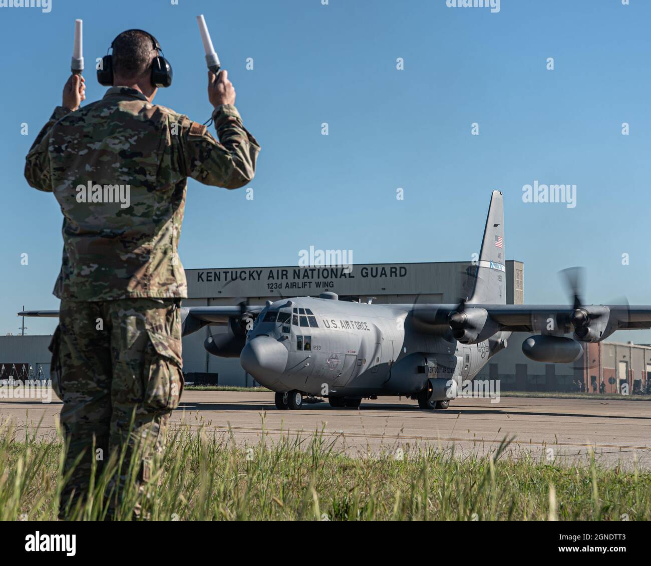 Das letzte von acht Flugzeugen des C-130 H-Modells verlässt die Kentucky Air National Guard Base in Louisville, Ky., 24. September 2021, als sich der 123. Luftlift-Flügel auf den Umbau zum C-130J Super Hercules vorbereitet. Die Einheit soll am 6. November die modernste Variante des altehrwürdigen Transportflugzeugs erhalten. In der Zwischenzeit werden die ausscheidenden H-Modelle, die die Kentucky Air Guard seit 1992 geflogen hat, an die Delaware Air National Guard übertragen. Die Leitnummer 11233 hat weltweit 9,967 Stunden Flugzeit aufgezeichnet und unterstützt jede Art von Mission, vom humanitären Luftabzug bis zum Kampf Stockfoto
