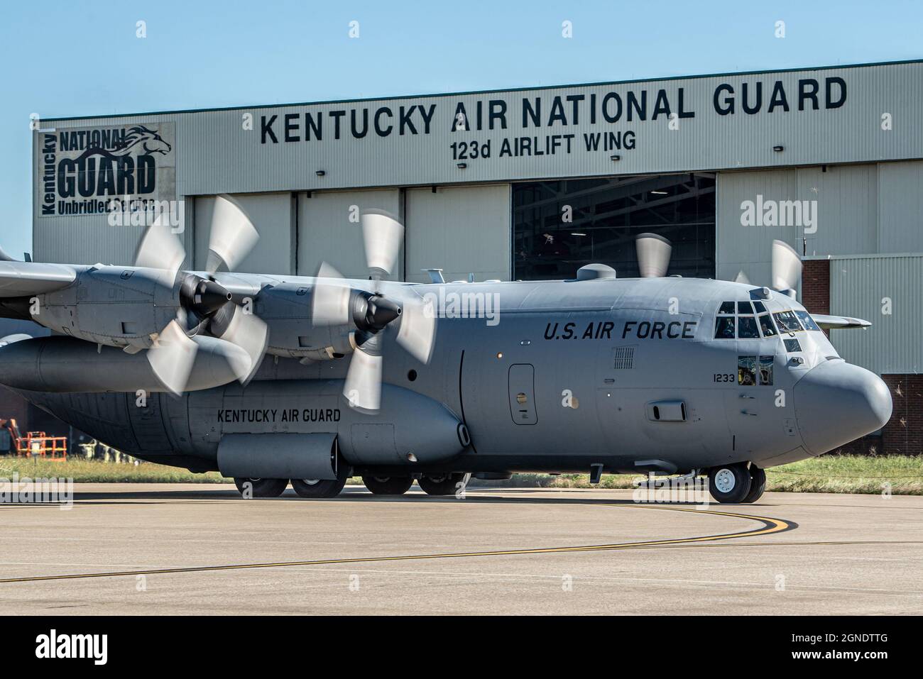 Das letzte von acht Flugzeugen des C-130 H-Modells verlässt die Kentucky Air National Guard Base in Louisville, Ky., 24. September 2021, als sich der 123. Luftlift-Flügel auf den Umbau zum C-130J Super Hercules vorbereitet. Die Einheit soll am 6. November die modernste Variante des altehrwürdigen Transportflugzeugs erhalten. In der Zwischenzeit werden die ausscheidenden H-Modelle, die die Kentucky Air Guard seit 1992 geflogen hat, an die Delaware Air National Guard übertragen. Die Leitnummer 11233 hat weltweit 9,967 Stunden Flugzeit aufgezeichnet und unterstützt jede Art von Mission, vom humanitären Luftabzug bis zum Kampf Stockfoto