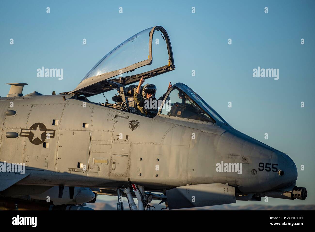 Die Idaho National Guard führte Nachttrainingsoperationen am 23. September 2021 durch. Die Piloten und Betreuer des 124th Fighter Wing A-10 Thunderbolt II genossen die nächtlichen Sonnenuntergänge, da sie diese Woche bis in die Abendstunden hinein arbeiteten. (USA Foto der Nationalgarde von Meister Sgt. Becky Vanshur) Stockfoto