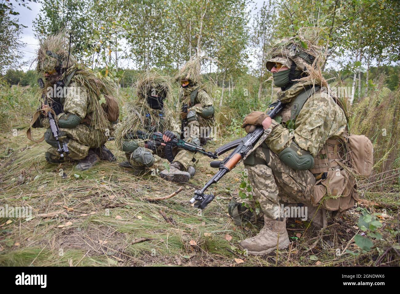 Lviv, Ukraine. September 2021. Ukrainisches Militär, das während der internationalen Militärübungen „Rapid Trident - 2021“ im Gras verkleidet wurde, auf dem Territorium des Internationalen Zentrums für Friedenssicherung und Sicherheit der Nationalen Akademie der Landstreitkräfte, benannt nach Hetman Petro Sahaidachny, Ukrainisch-amerikanische Kommando- und Stabsübungen mit Truppen "Rapid Trident - 2021" finden statt, die am 20. September begonnen haben und bis zum 1. Oktober 2021 dauern werden. An den Übungen nehmen Soldaten aus 15 Ländern Teil (Ukraine, USA, Deutschland, Bulgarien, Georgien, Italien, Polen, Rumänien, Großbritannien und andere Stockfoto