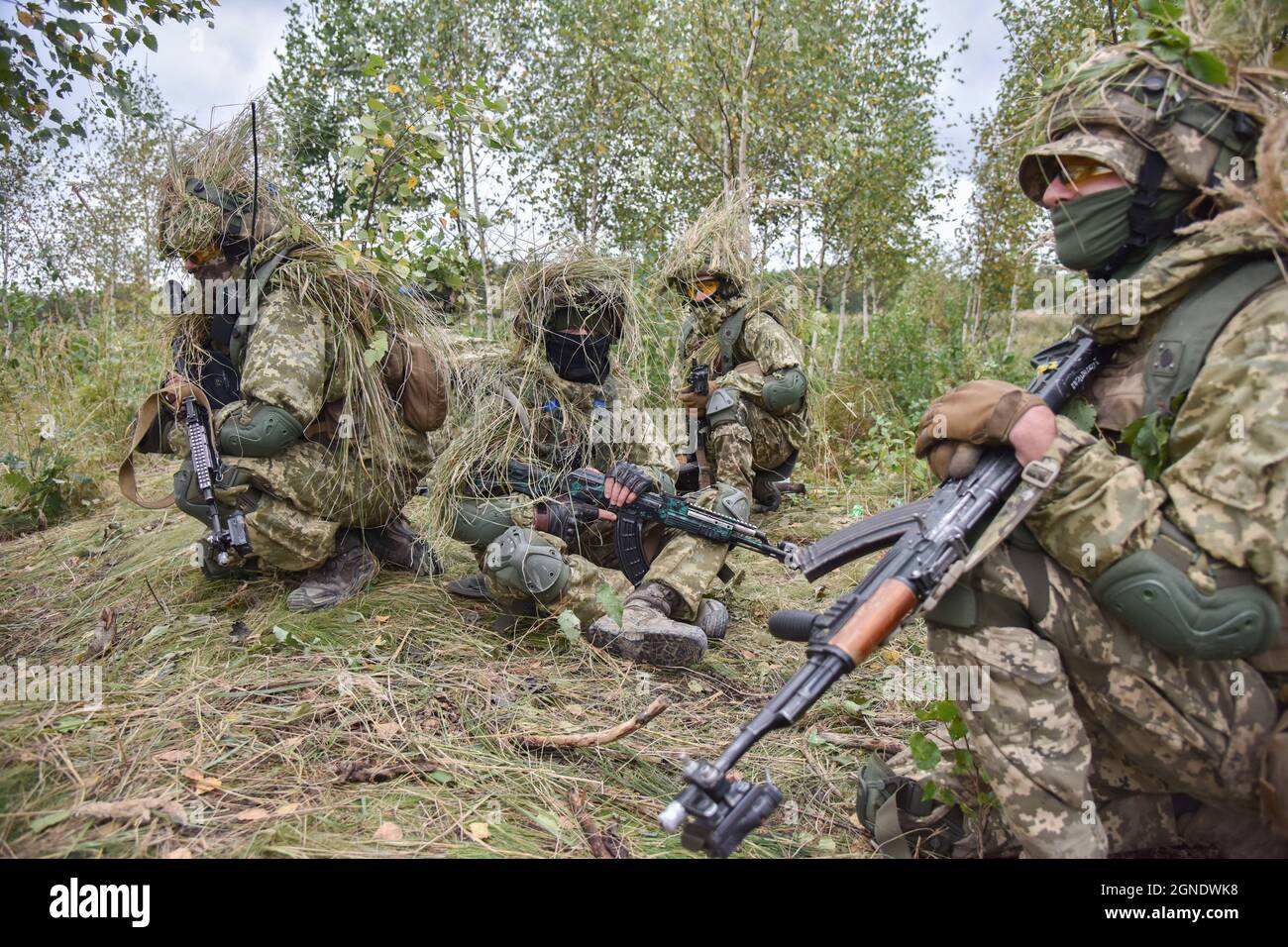 Lviv, Ukraine. September 2021. Ukrainisches Militär, das während der internationalen Militärübungen „Rapid Trident - 2021“ im Gras verkleidet wurde, auf dem Territorium des Internationalen Zentrums für Friedenssicherung und Sicherheit der Nationalen Akademie der Landstreitkräfte, benannt nach Hetman Petro Sahaidachny, Ukrainisch-amerikanische Kommando- und Stabsübungen mit Truppen "Rapid Trident - 2021" finden statt, die am 20. September begonnen haben und bis zum 1. Oktober 2021 dauern werden. An den Übungen nehmen Soldaten aus 15 Ländern Teil (Ukraine, USA, Deutschland, Bulgarien, Georgien, Italien, Polen, Rumänien, Großbritannien und andere Stockfoto