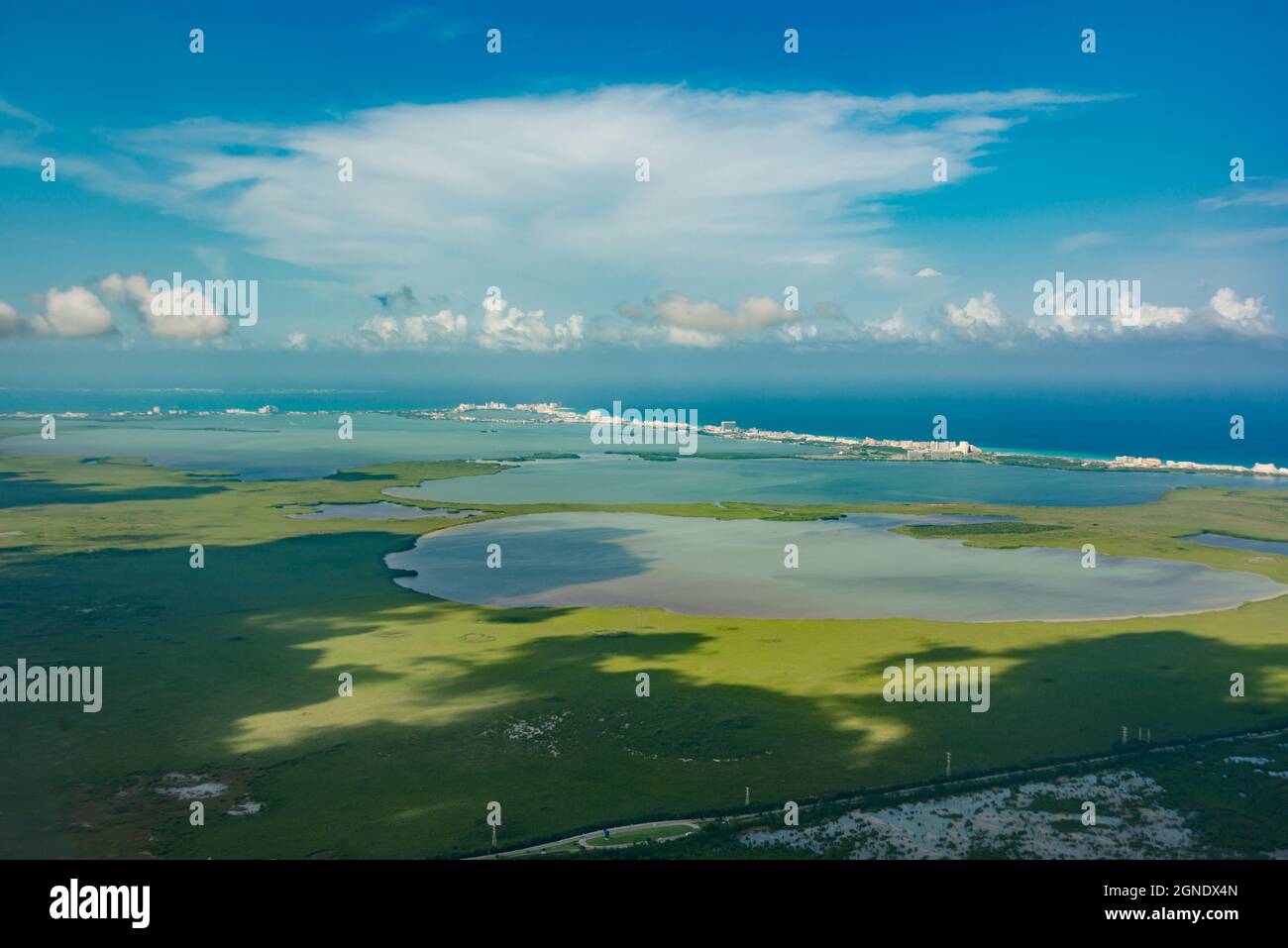 Von einem Flugzeug aus hat man einen Blick vom Himmel auf Cancun Hotel Zone und Nichupte Lagoon, Mexiko Stockfoto