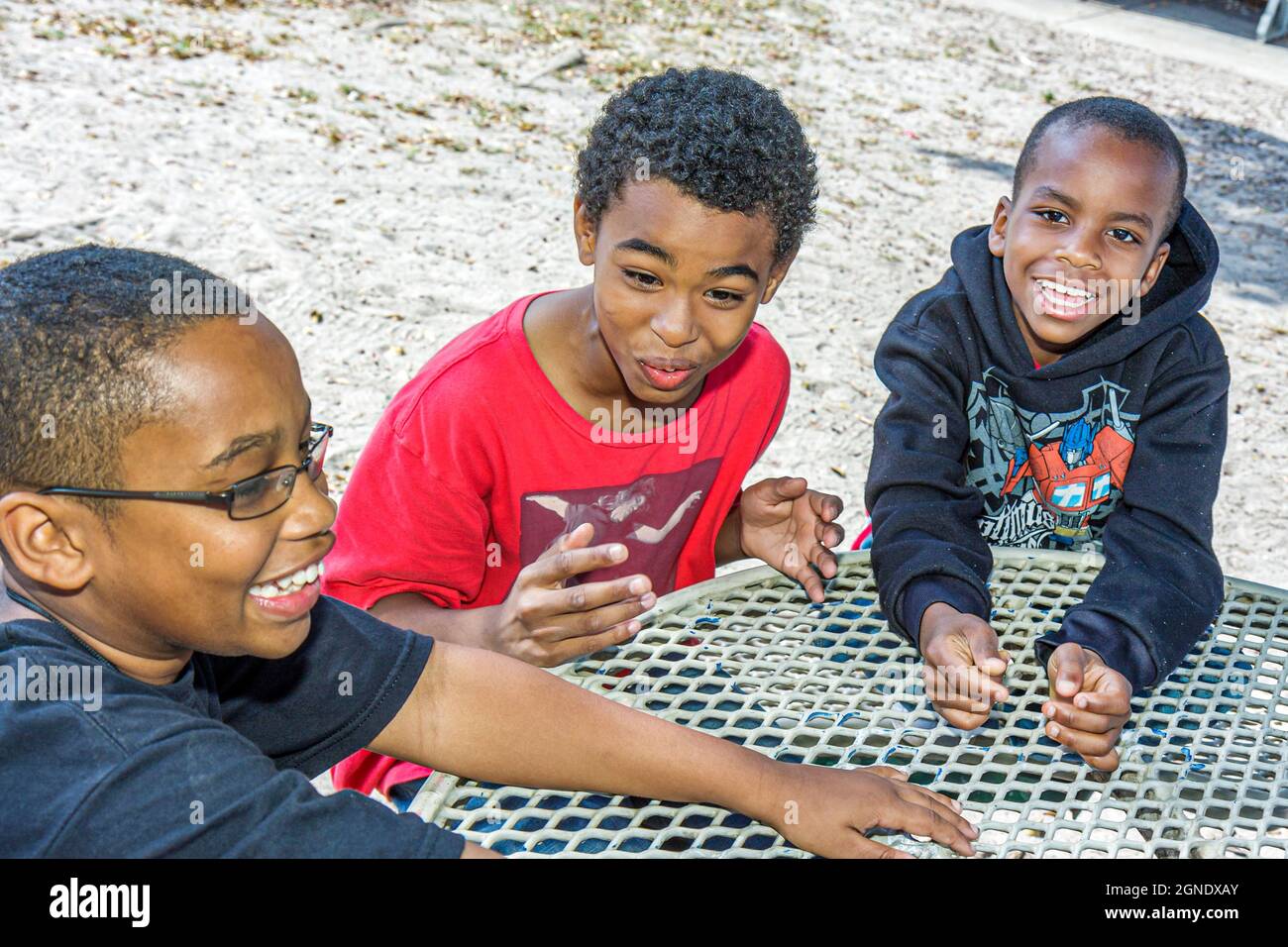 Miami Florida, Moore Park, Schwarze Kinder Kinder Jungen Studenten lachen Freunde Spielplatz, Stockfoto