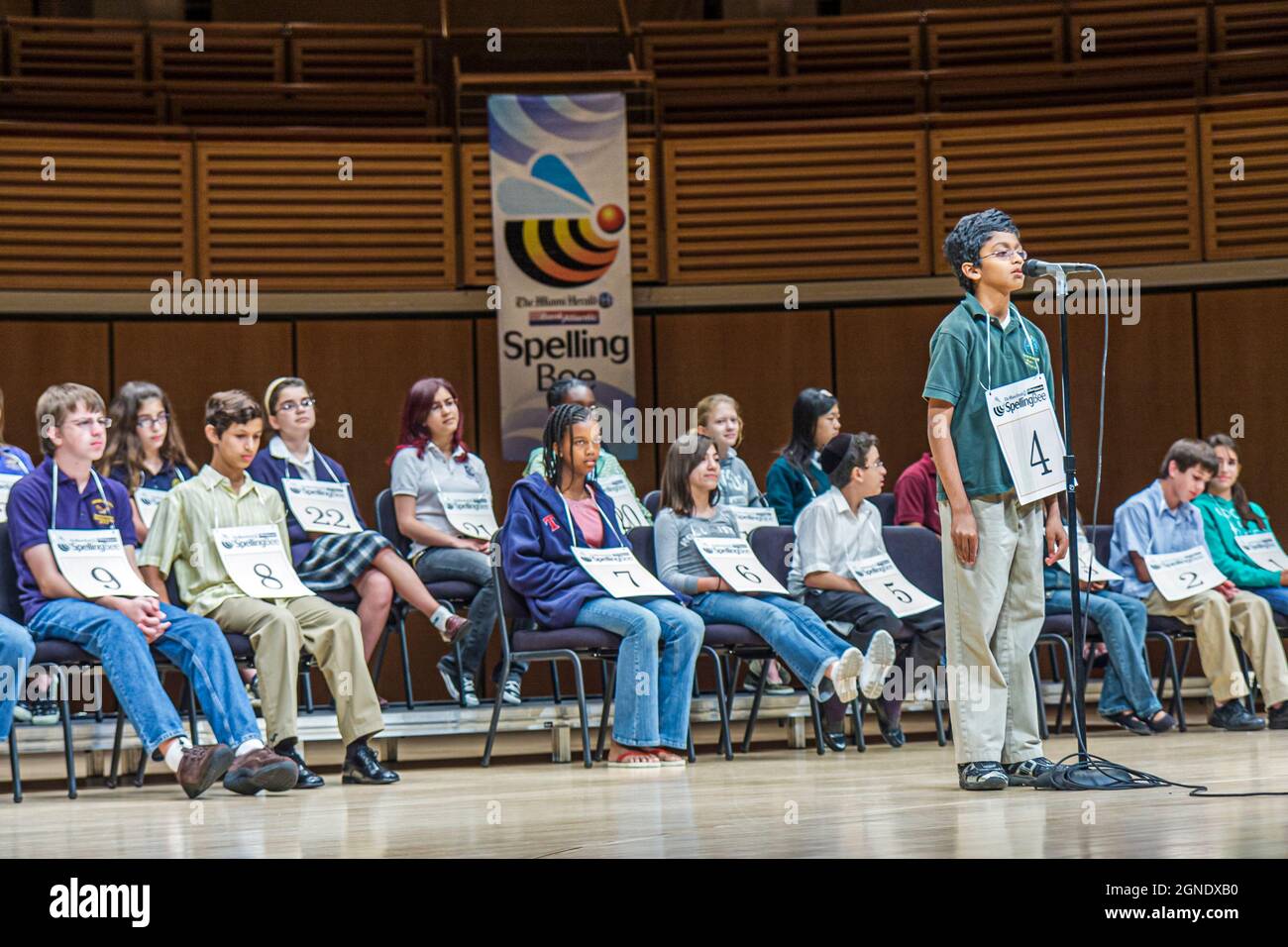 Miami Florida, Miami Herald Spelling Bee Testprüfung, Schwarz hispanischen Asiaten, Jungen Mädchen Studenten Teilnehmer Nummer Tag Bühne Mikrofon sitzen standomg Stockfoto