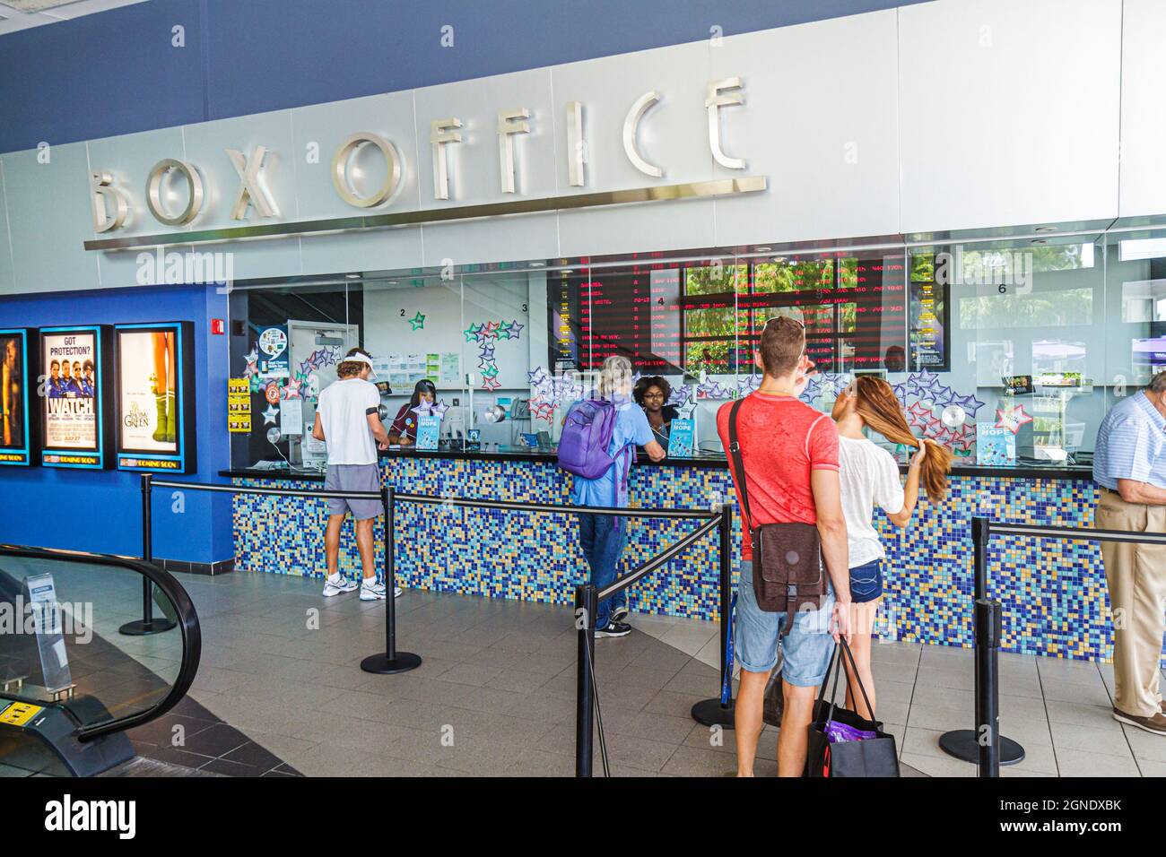 Miami Beach, Florida, Lincoln Road Mall, Regal South Beach Kino, Kasse Schlange beim Kauf von Tickets Kino im Inneren Stockfoto