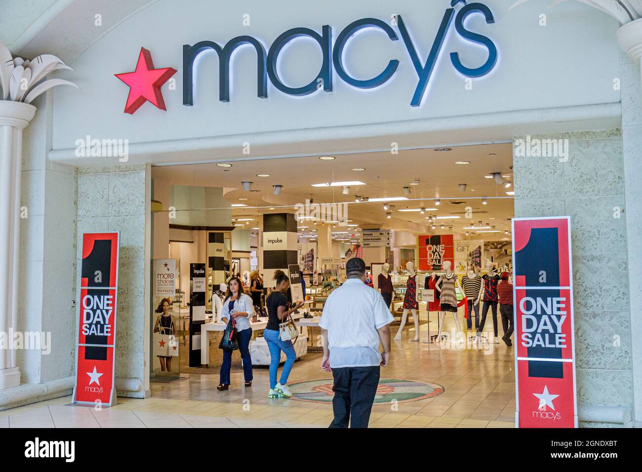 Fort Ft. Myers Florida, Edison Mall, Macy's Kaufhaus Eingang zeigen Verkaufsschild Stockfoto