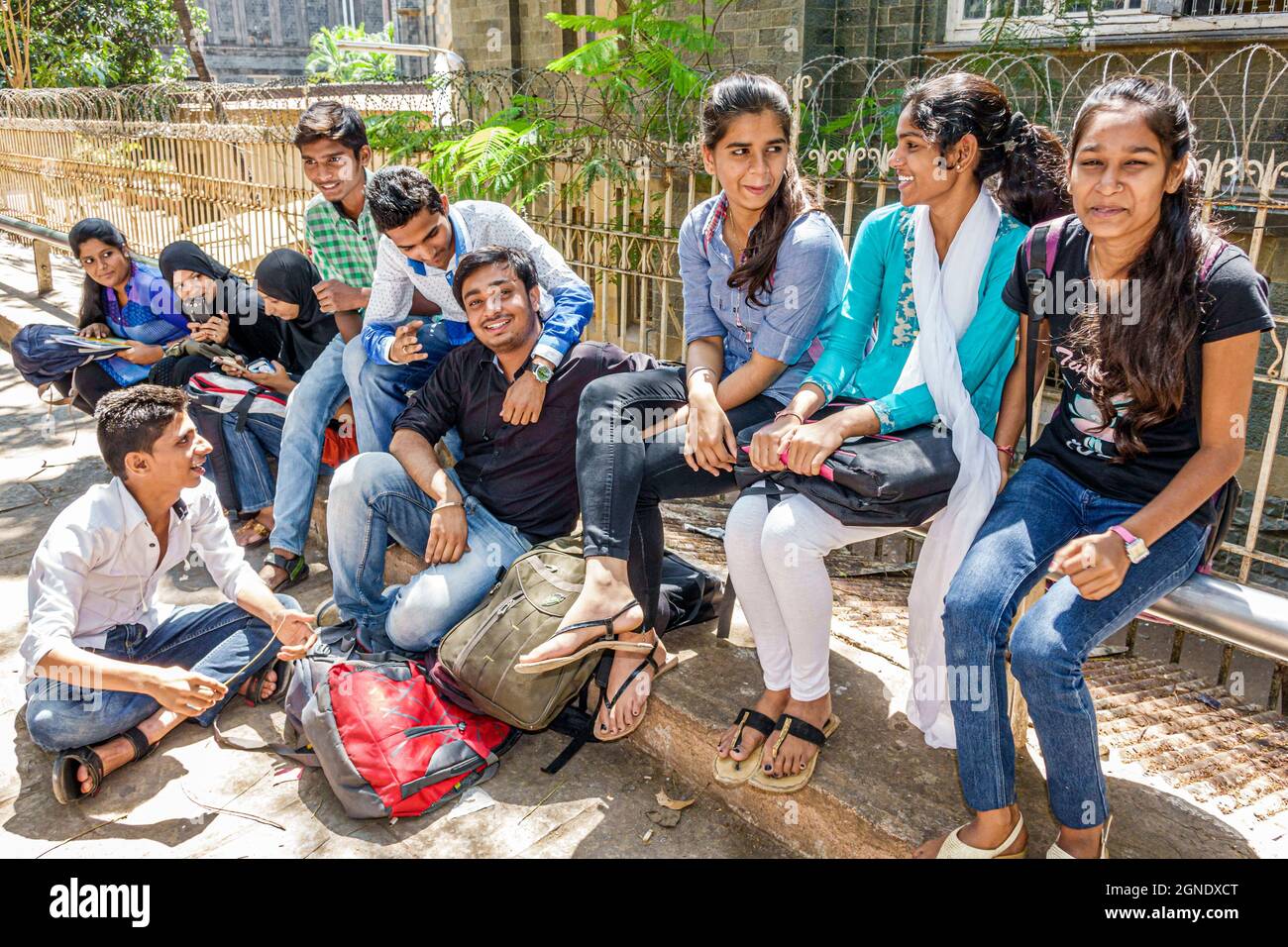 Mumbai Indien, Fort Mumbai, Kala Ghoda, Elphinstone College University of Mumbai Studenten, Jungen Mädchen männlich weiblich teen teens Jugendliche sprechen Freunde Stockfoto