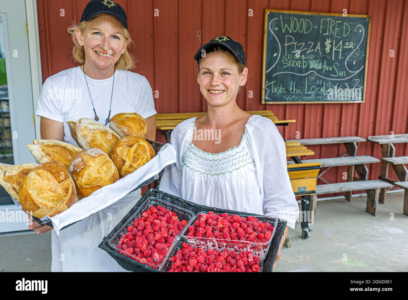 Michigan Traverse City, Leelanau Peninsula, Black Star Farms Bauernmarkt, handwerkliches Brot, Bäcker Himbeeren weibliche Frauen Display verkaufen Store Manager Stockfoto