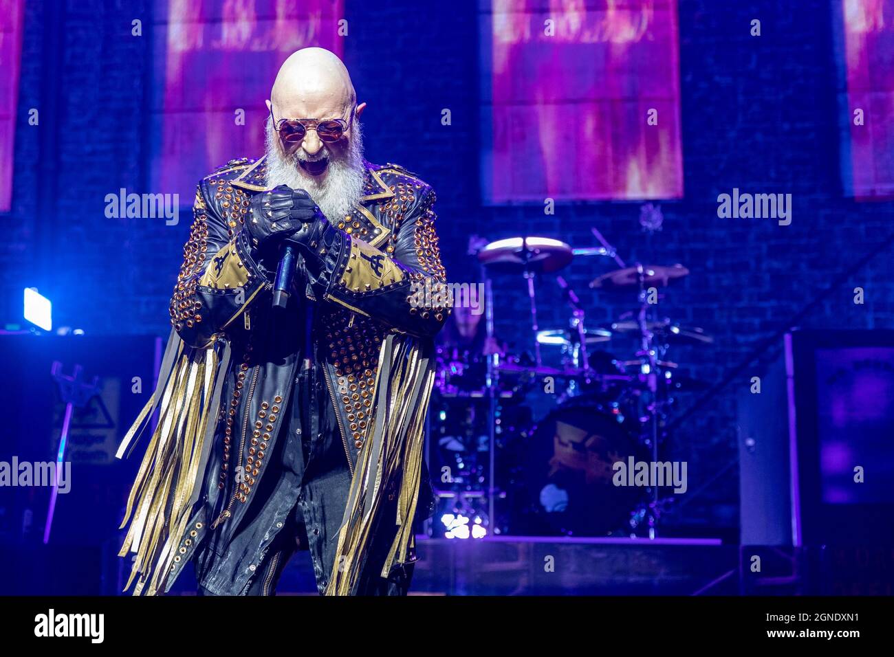 Milwaukee, USA. September 2021. Rob Halford von Judas Priest am 22. September 2021 im Miller High Life Theatre in Milwaukee, Wisconsin (Foto: Daniel DeSlover/Sipa USA) Quelle: SIPA USA/Alamy Live News Stockfoto