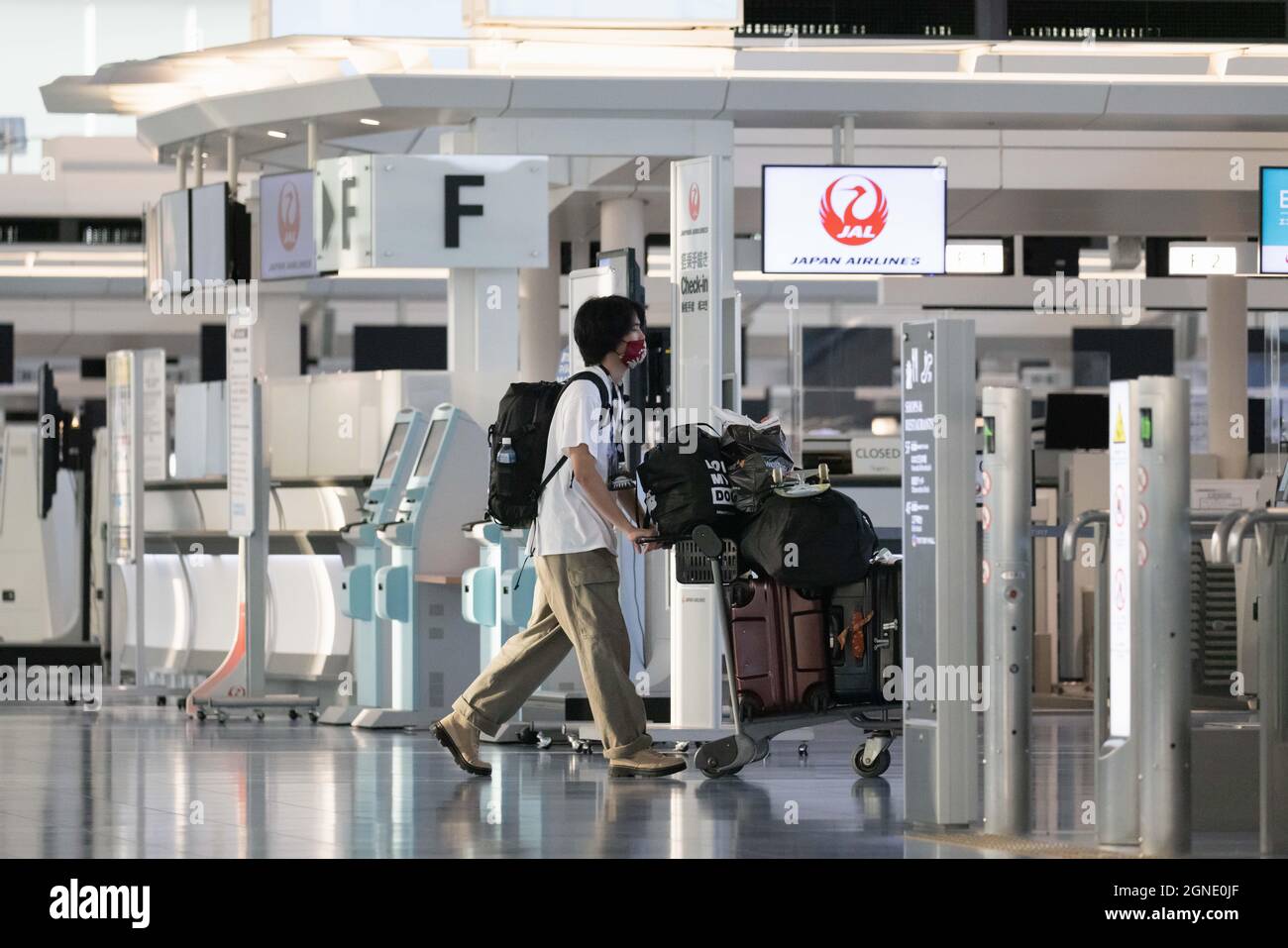 Tokio, Japan. September 2021. Ein Passagier mit Gepäck geht am Haneda Airport Terminal 3 zur Sicherheitskontrolle.nach dem Ende der Olympischen und Paralympischen Spiele 2020 in Tokio kehrte der Haneda Airport in seinen ruhigen Zustand zurück, während der Ausnahmezustand in Tokio weiter anhält.Quelle: SOPA Images Limited/Alamy Live News Stockfoto