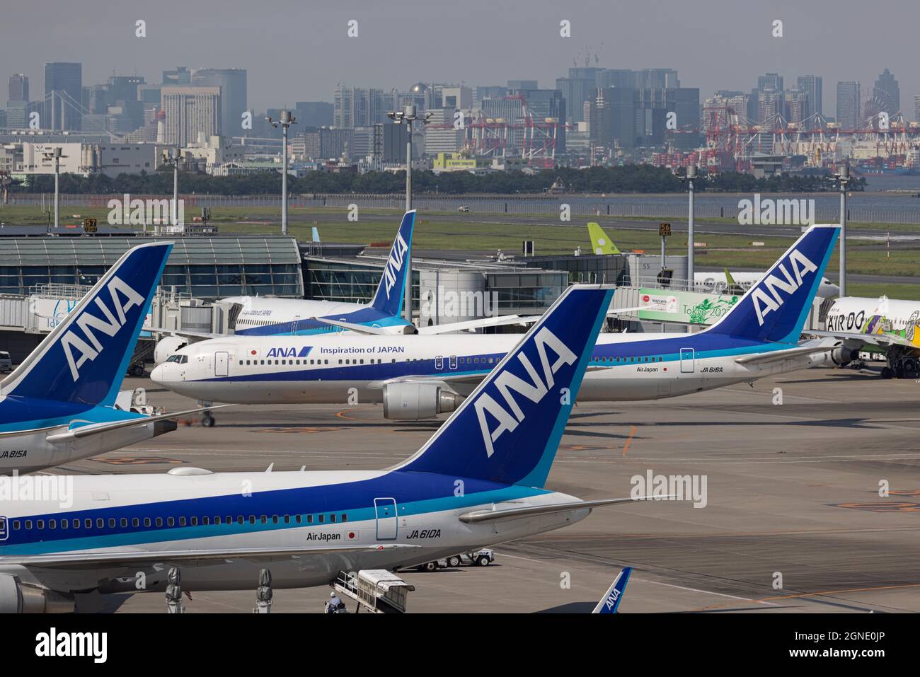 Tokio, Japan. September 2021. ANA-Flugzeuge auf dem Asphalt des Haneda Airport Terminal 2.nach dem Ende der Olympischen und Paralympischen Spiele 2020 in Tokio kehrte der Haneda Airport in seinen ruhigen Zustand zurück, während der Ausnahmezustand in Tokio weiter anhält.Quelle: SOPA Images Limited/Alamy Live News Stockfoto