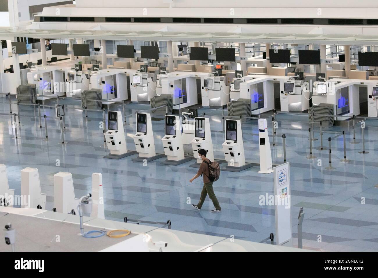 Tokio, Japan. September 2021. Passagiere laufen durch das größtenteils leere Haneda Airport Terminal 3.nach dem Ende der Olympischen und Paralympischen Spiele 2020 in Tokio kehrte der Haneda Airport in seinen ruhigen Zustand zurück, während der Ausnahmezustand in Tokio weiter anhält.Quelle: SOPA Images Limited/Alamy Live News Stockfoto