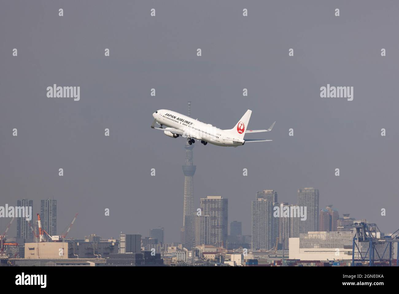 Tokio, Japan. September 2021. Japan Airlines fliegt vom Haneda Airport Terminal 2 ab.nach dem Ende der Olympischen und Paralympischen Spiele 2020 in Tokio kehrte der Haneda Airport in seinen ruhigen Zustand zurück, während der Ausnahmezustand in Tokio weiter anhält.Quelle: SOPA Images Limited/Alamy Live News Stockfoto