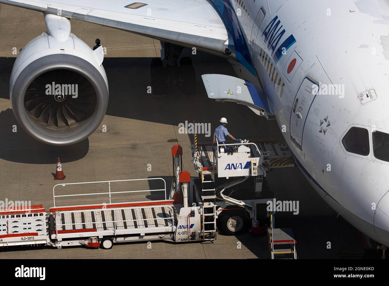 Tokio, Japan. September 2021. Ana-Flugzeug auf dem Asphalt des Haneda Airport Terminal 2.nach dem Ende der Olympischen und Paralympischen Spiele 2020 in Tokio kehrte der Haneda Airport in seinen ruhigen Zustand zurück, während der Ausnahmezustand in Tokio weiter anhält.Quelle: SOPA Images Limited/Alamy Live News Stockfoto