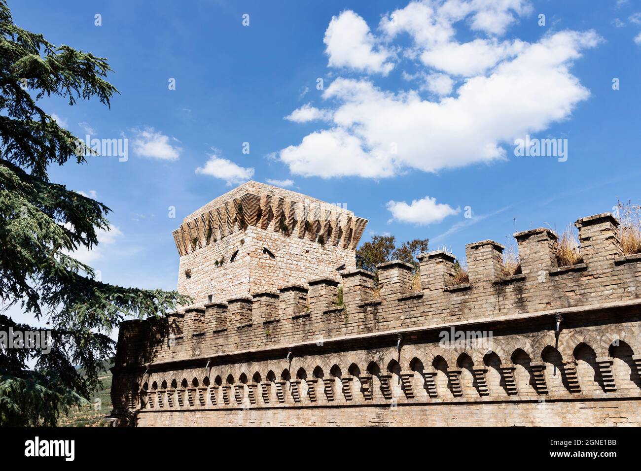 Turm und Burg von Federico Barbarossa Festung in der Nähe von Porta dell'Arce der obere Teil von Spello einer der schönsten Dorf Italiens Stockfoto