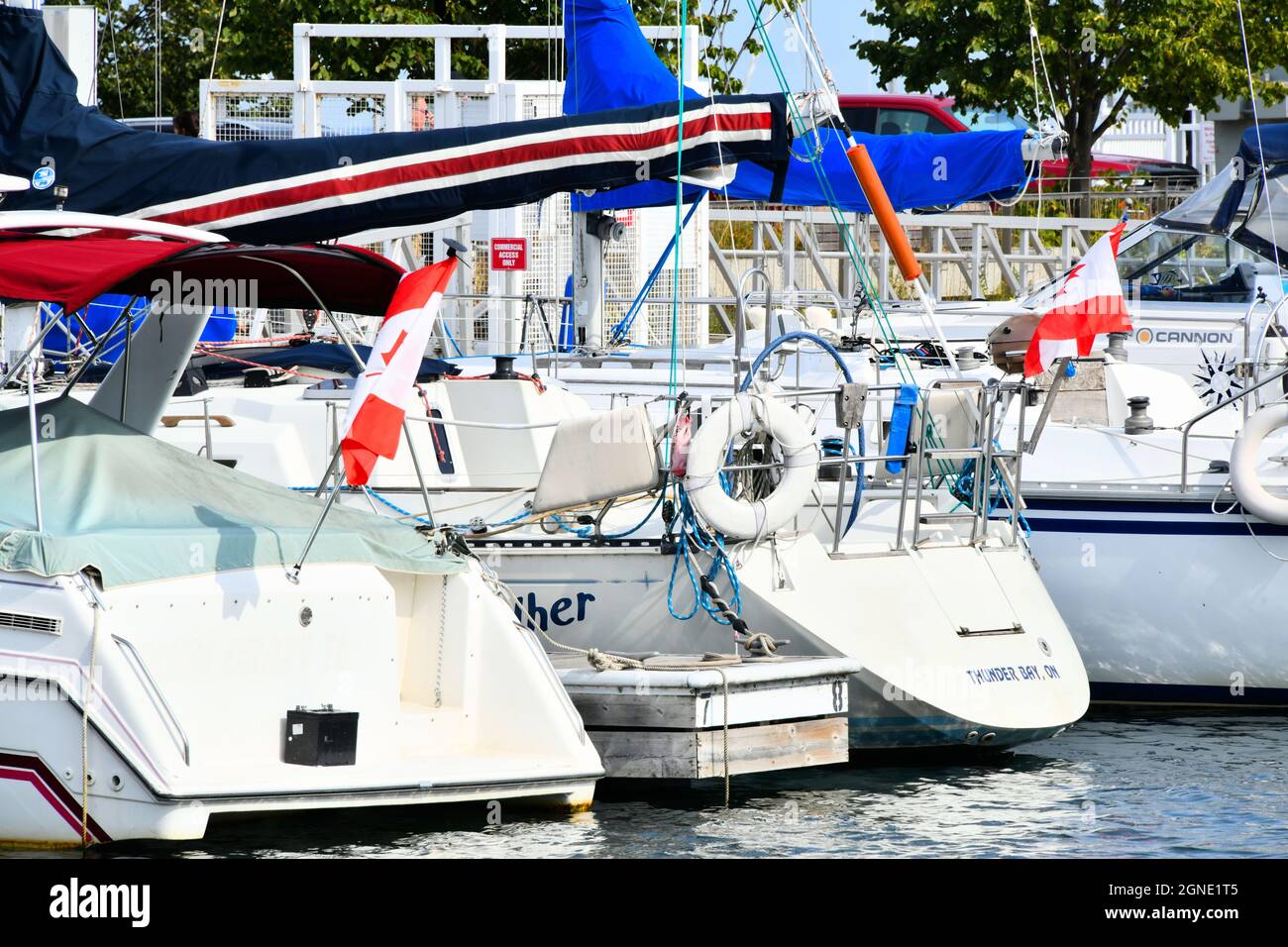Verschiedene Boote liegen im Marina Park, am Lake Superior, in Thunder Bay, Ontario, Kanada, An einem heißen Sommertag. Stockfoto
