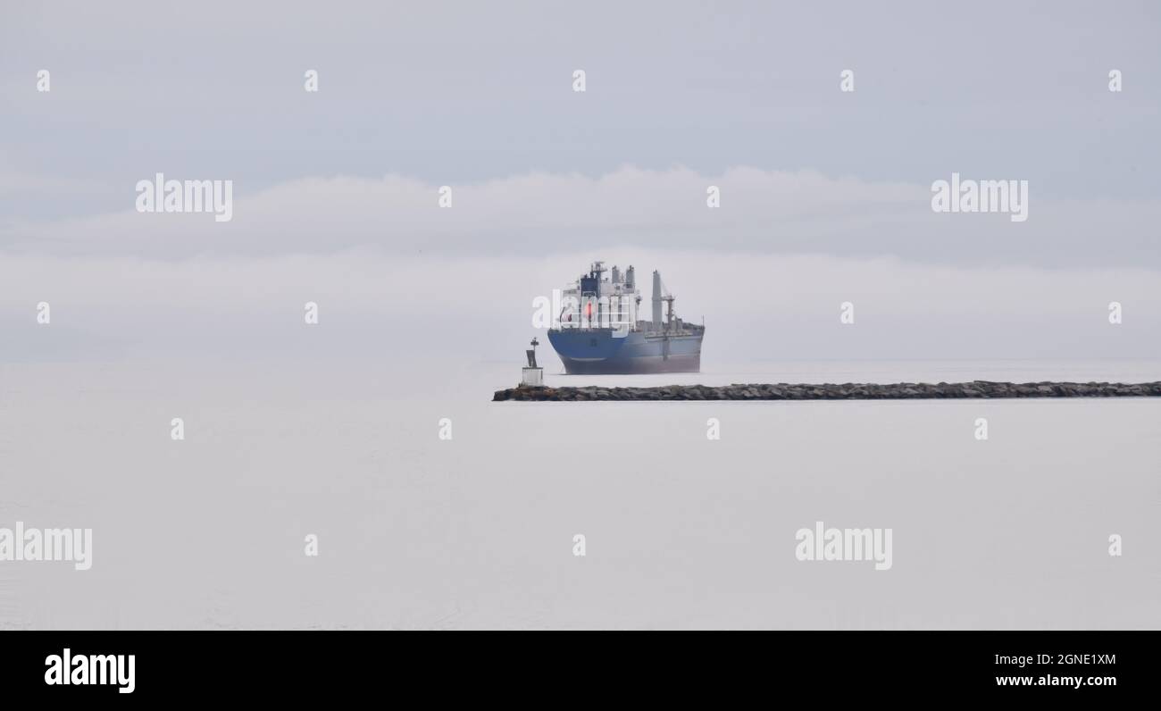 Ein Schiff, das Getreide zum Marktplatz transportiert, nachdem das Boot in einem Aufzug in Thunder Bay beladen wurde, Stockfoto
