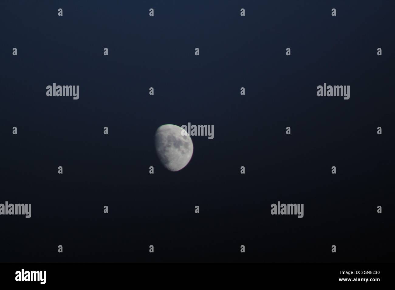 Vollmond schwarzer Himmel bei Nacht astronomischer Mond Detaillierte Aufnahme des schönen Mondes Stockfoto