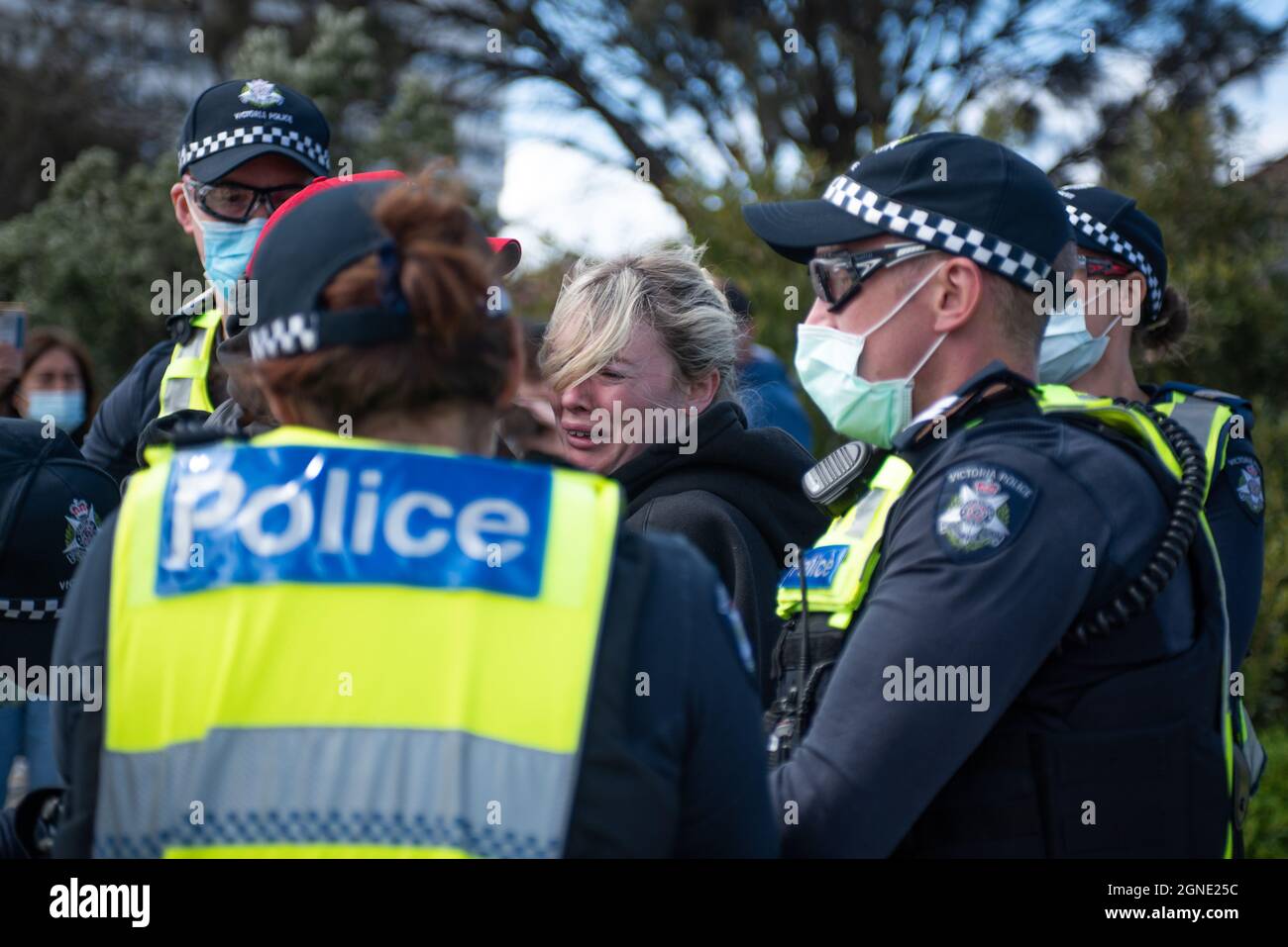 Melbourne, Australien. September 2021. 25. September 2021, Melbourne, Australien. Eine Frau schreit, als sie und ihr Partner wegen der Teilnahme an einem Anti-Lockdown-Protest in St. Kilda verhaftet werden. Kredit: Jay Kogler/Alamy Live Nachrichten Gutschrift: Jay Kogler/Alamy Live Nachrichten Stockfoto