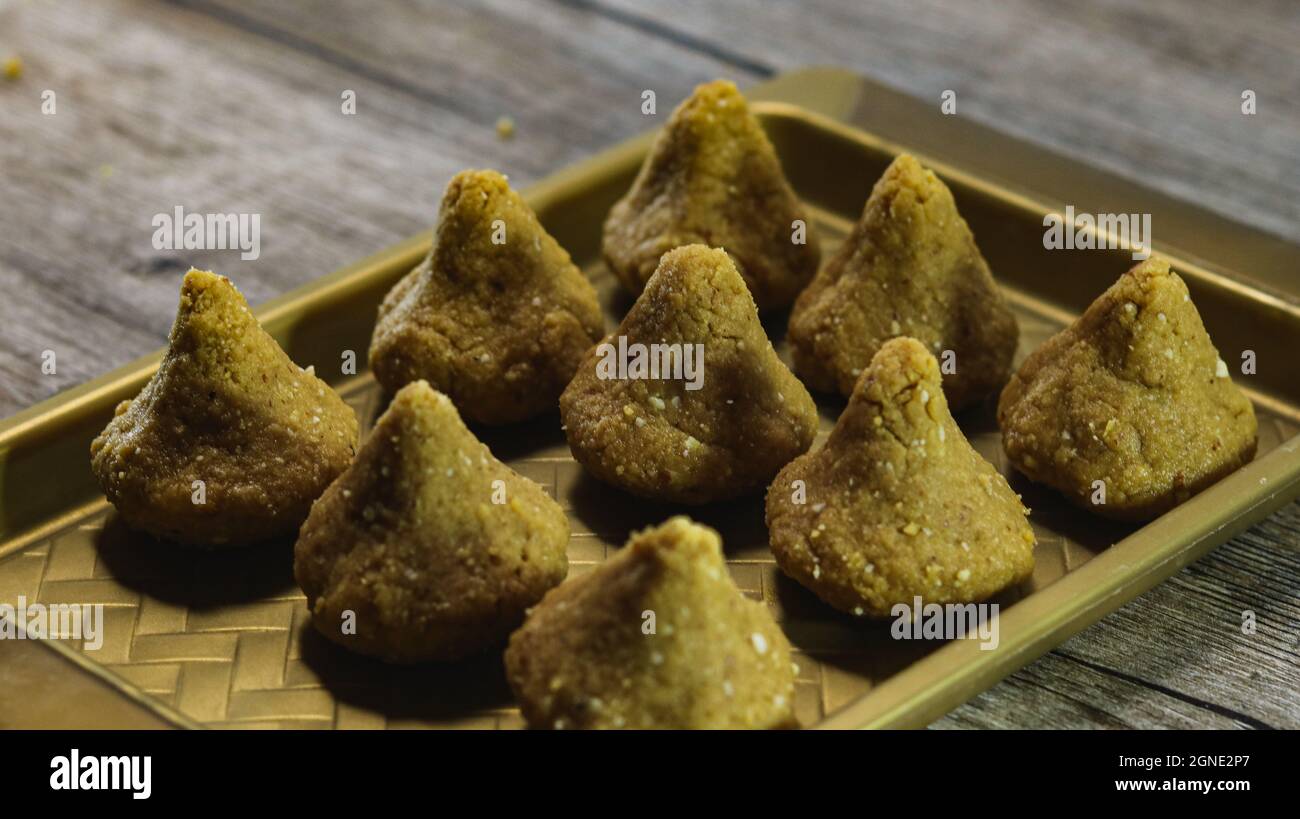 Modak ist eine indische Süßigkeit. Sie kann gebraten oder nicht gebraten werden. Modak hat verschiedene Sorten Stockfoto