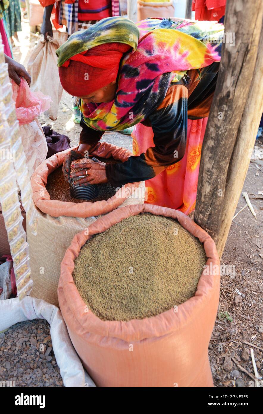 Eine Oromo-Frau, die auf dem bunten Markt in Bati, Äthiopien, einkauft. Stockfoto