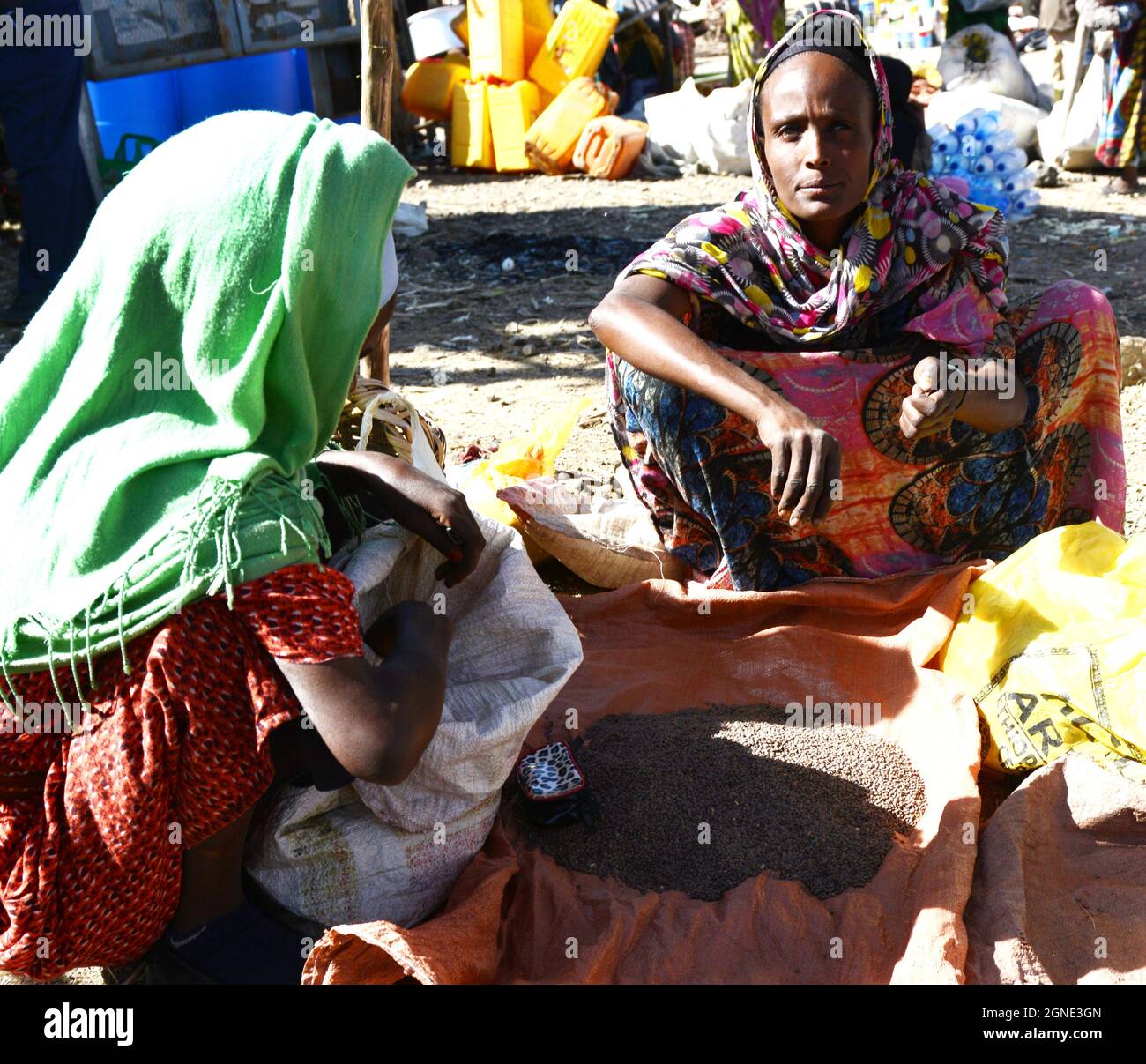 Oromo Männer und Frauen auf dem bunten Wochenmarkt in Bati, Äthiopien. Stockfoto