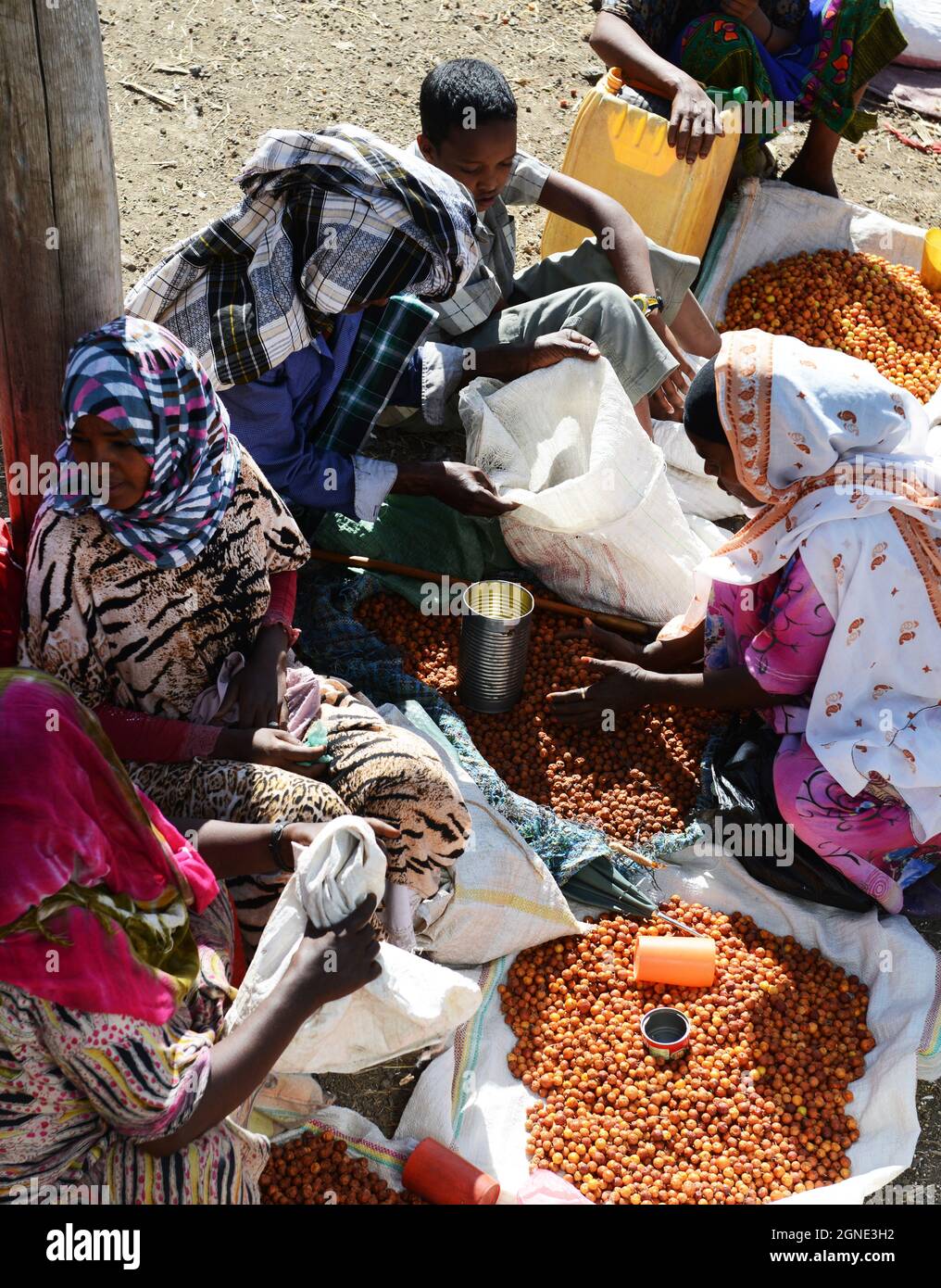 Oromo Männer und Frauen auf dem bunten Wochenmarkt in Bati, Äthiopien. Stockfoto