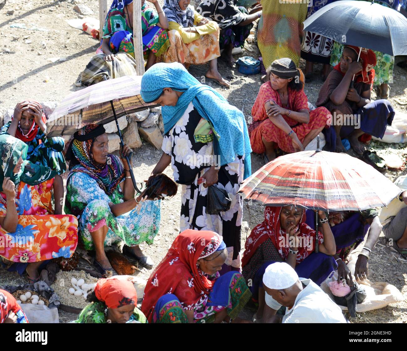 Oromo Männer und Frauen auf dem bunten Wochenmarkt in Bati, Äthiopien. Stockfoto