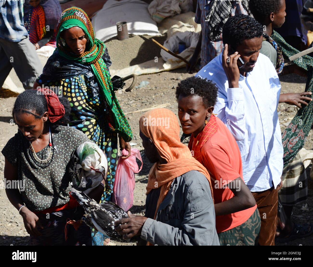 Oromo Männer und Frauen auf dem bunten Wochenmarkt in Bati, Äthiopien. Stockfoto