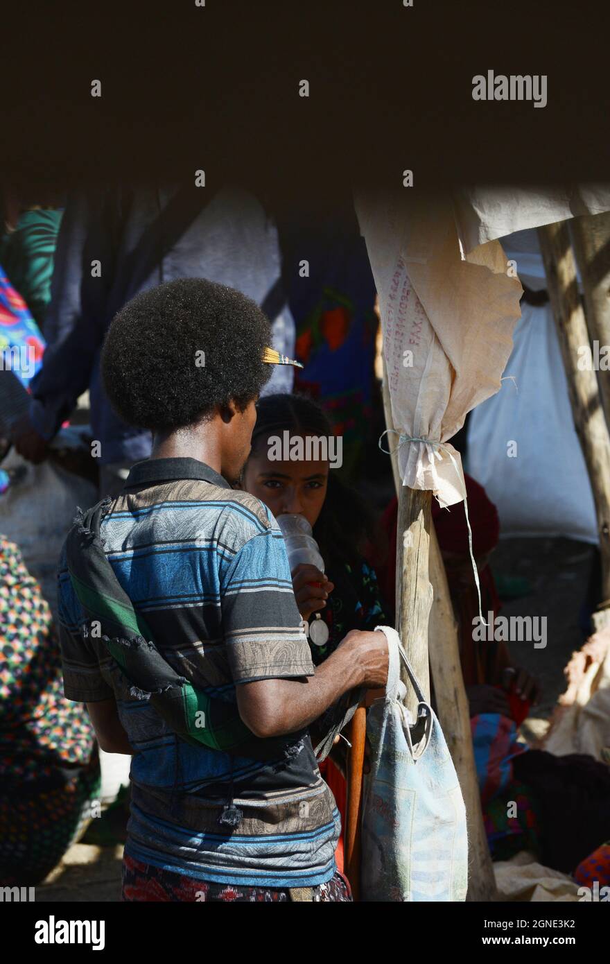 Oromo Männer und Frauen auf dem bunten Wochenmarkt in Bati, Äthiopien. Stockfoto