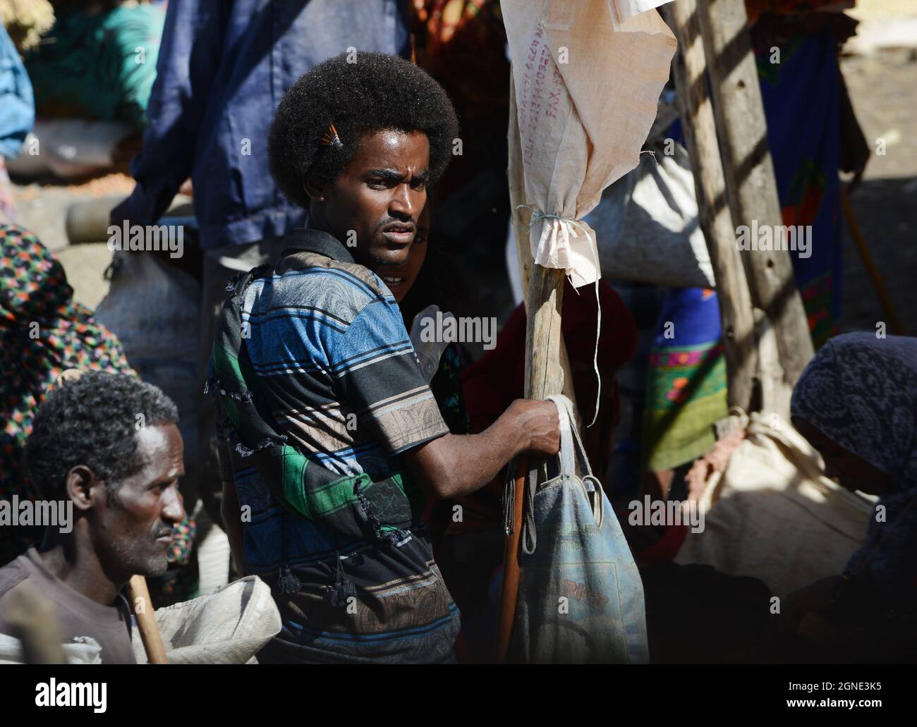 Oromo Männer und Frauen auf dem bunten Wochenmarkt in Bati, Äthiopien. Stockfoto