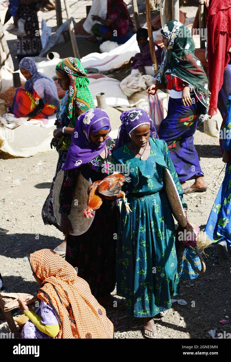 Oromo Männer und Frauen auf dem bunten Wochenmarkt in Bati, Äthiopien. Stockfoto