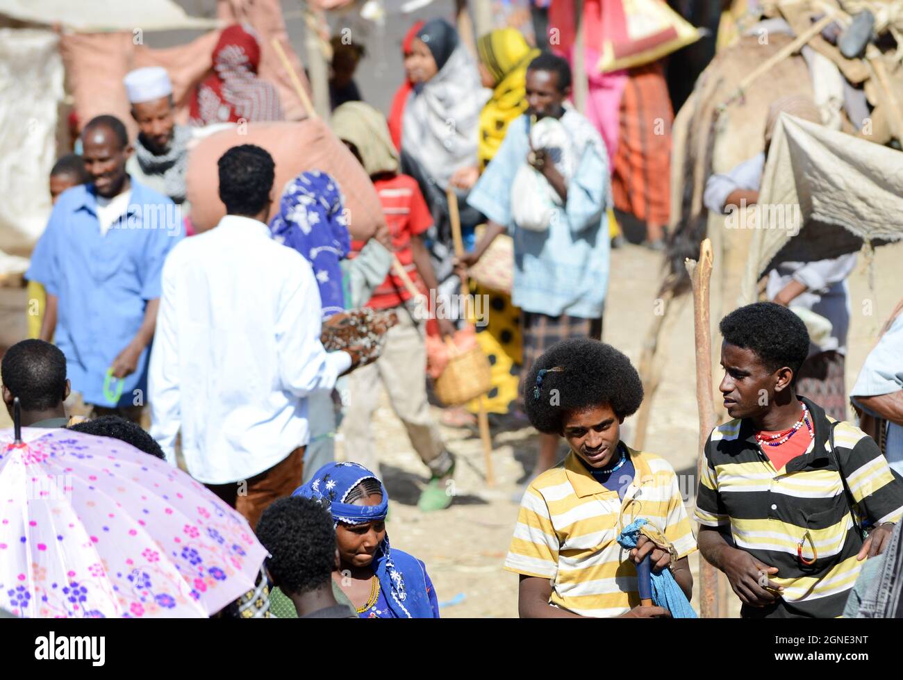 Oromo Männer und Frauen auf dem bunten Wochenmarkt in Bati, Äthiopien. Stockfoto