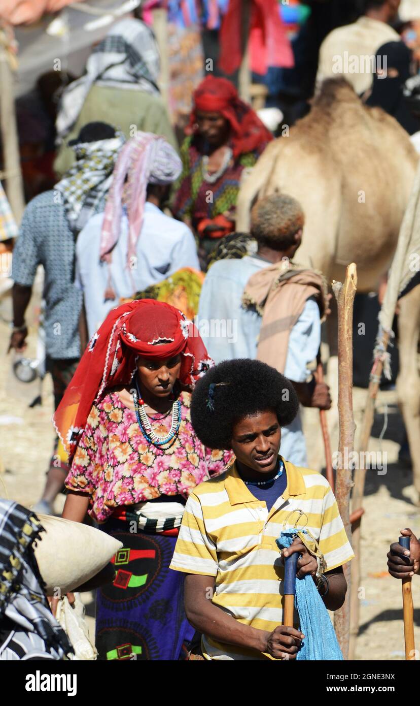 Oromo Männer und Frauen auf dem bunten Wochenmarkt in Bati, Äthiopien. Stockfoto