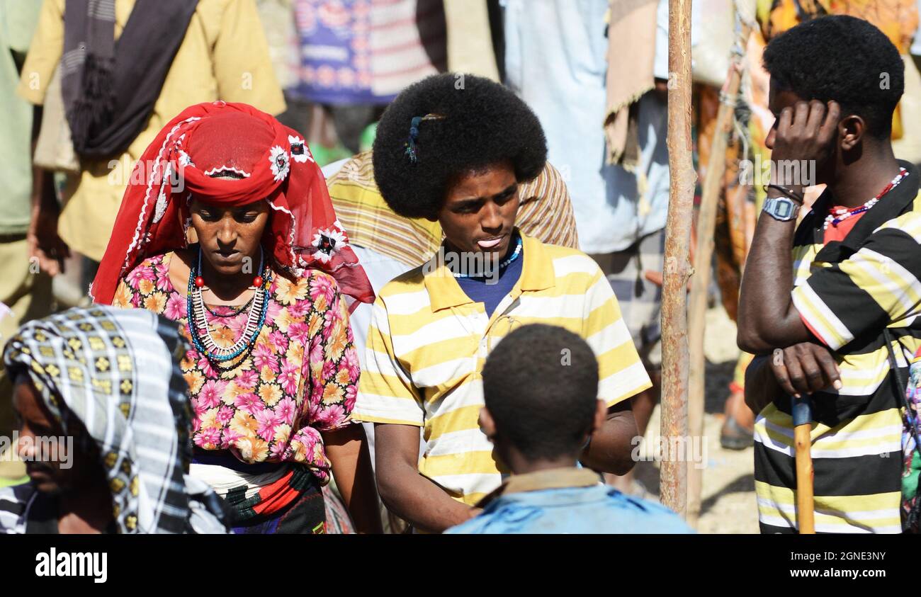 Oromo Männer und Frauen auf dem bunten Wochenmarkt in Bati, Äthiopien. Stockfoto
