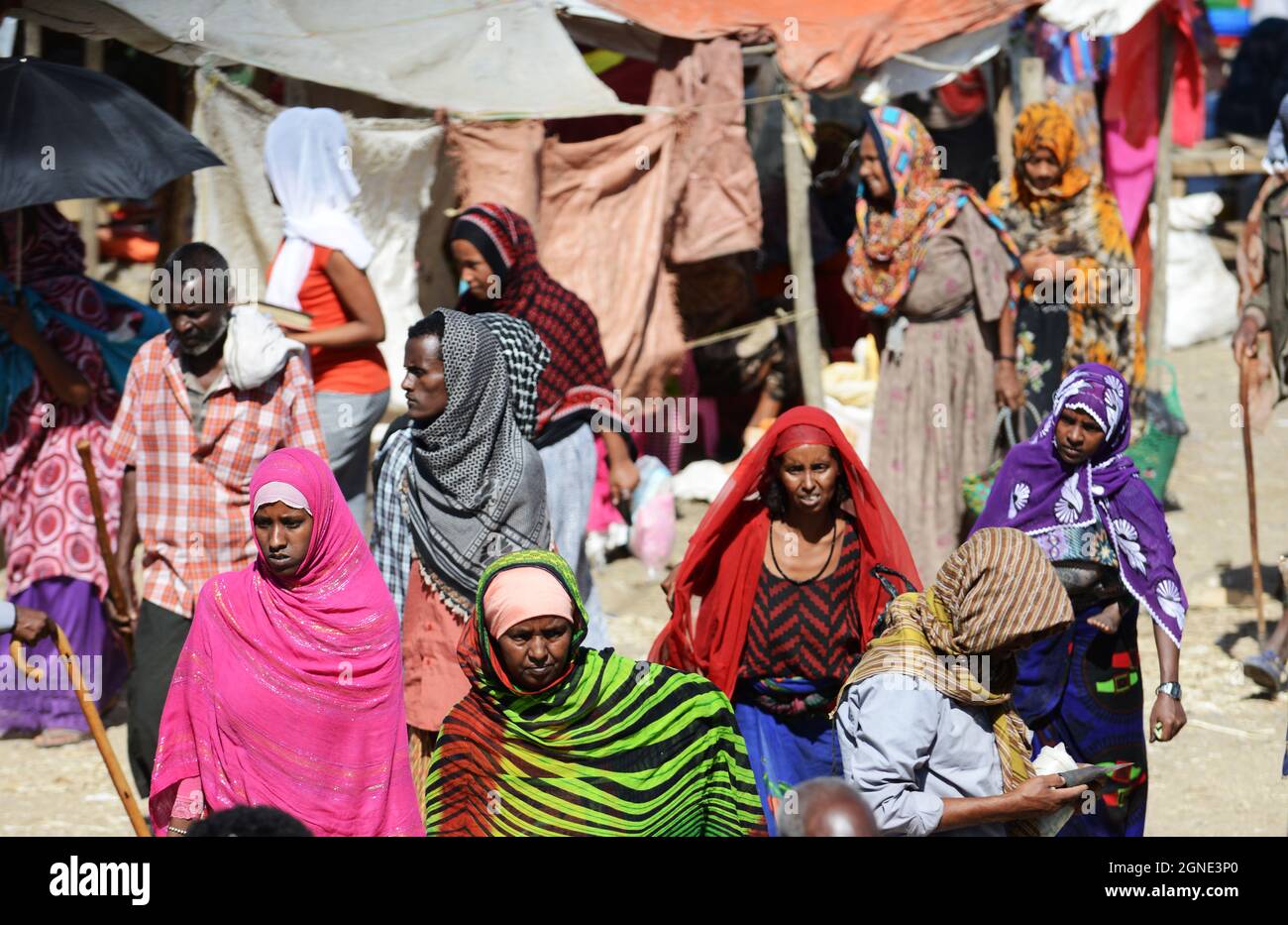 Oromo Männer und Frauen auf dem bunten Wochenmarkt in Bati, Äthiopien. Stockfoto