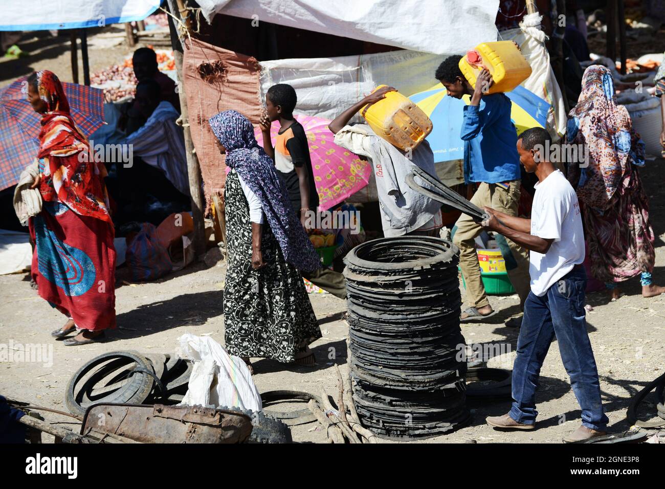 Oromo-Frauen auf dem bunten Wochenmarkt in Bati, Äthiopien. Stockfoto