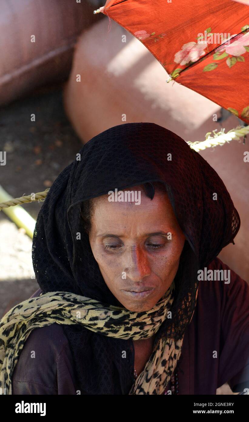 Oromo-Frauen auf dem bunten Wochenmarkt in Bati, Äthiopien. Stockfoto