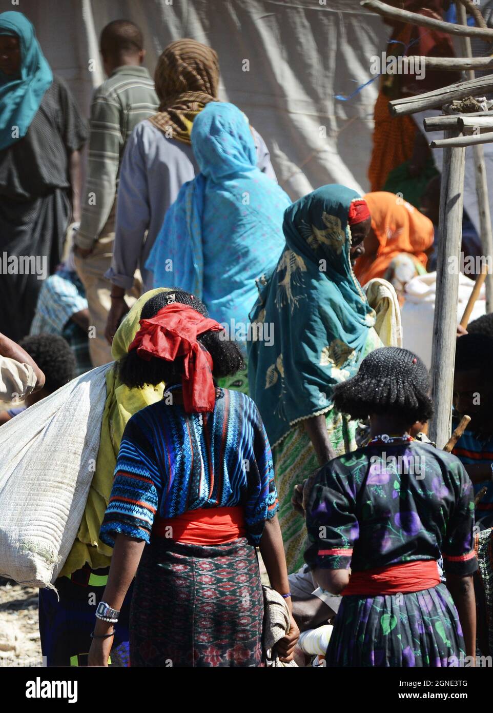 Oromo-Frauen auf dem bunten Wochenmarkt in Bati, Äthiopien. Stockfoto