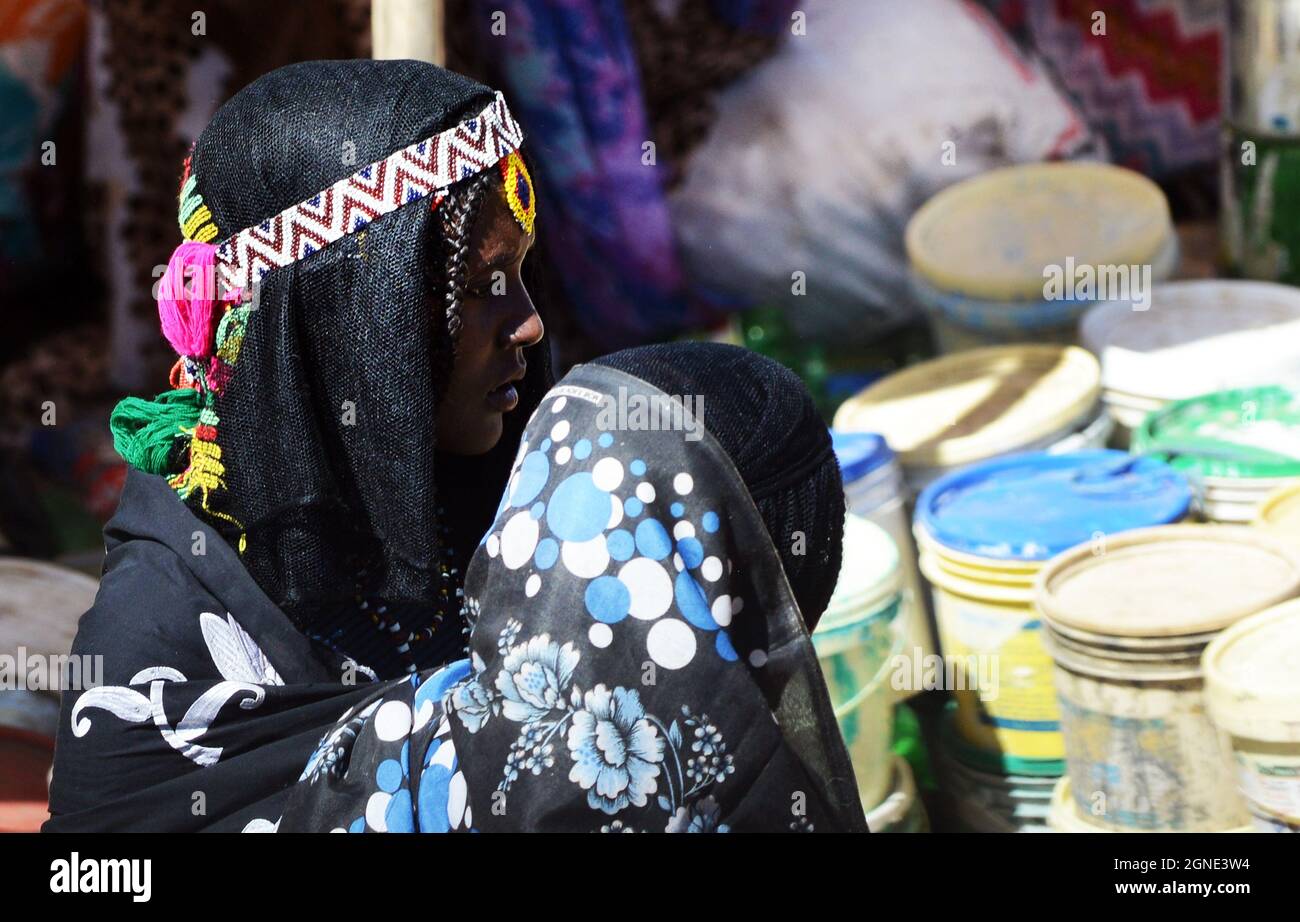 Oromo-Frauen auf dem bunten Wochenmarkt in Bati, Äthiopien. Stockfoto