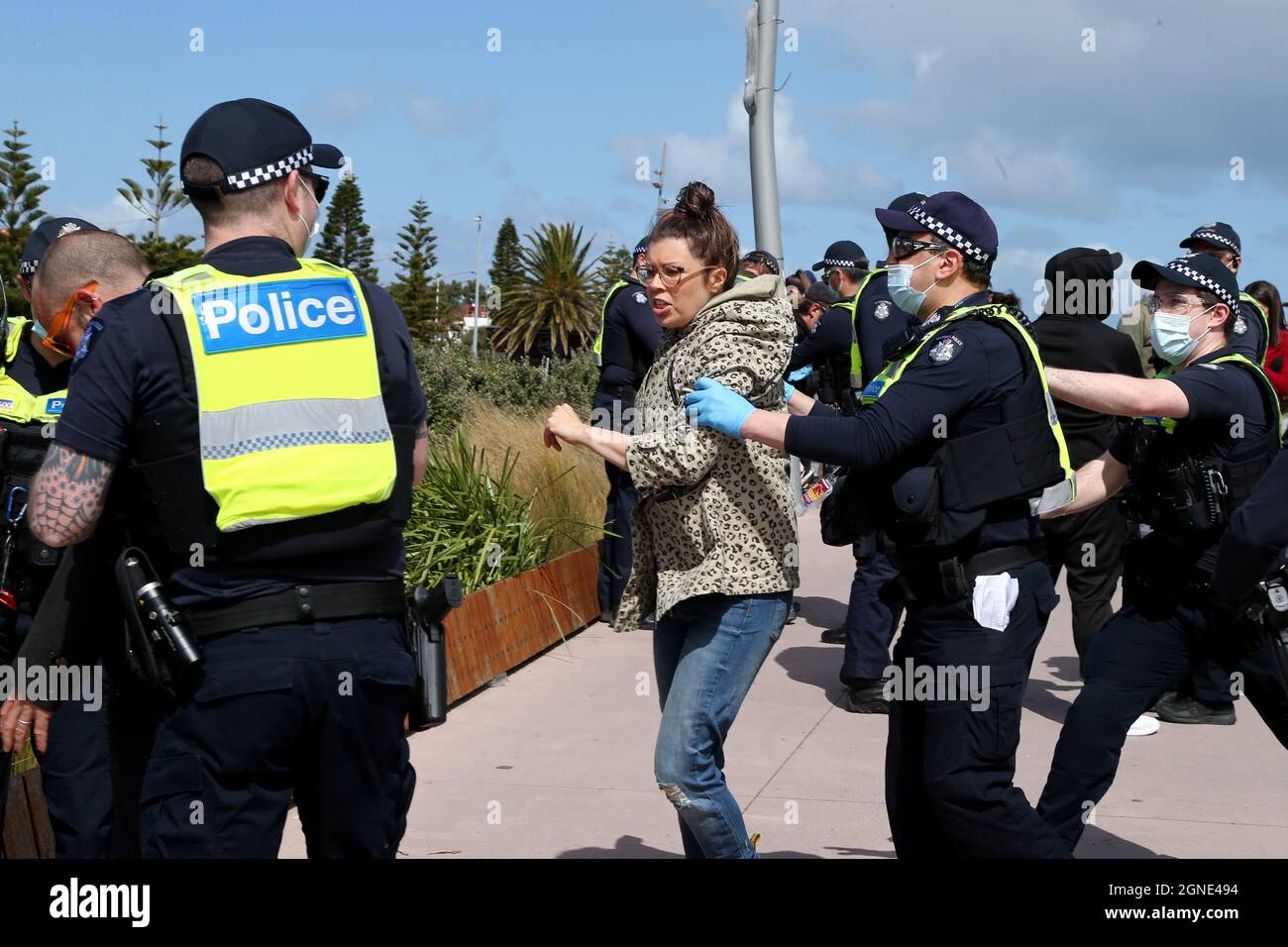 Melbourne, Australien, 25. September 2021. Die Polizei schob einen Protestierenden während der „Millions March for Freedom“-Kundgebung in St. Kilda Beach. Melbourne erduldet einen weiteren Tag voller Proteste und Chaos über die umstrittene Regierung von Premier Daniel Andrews und die Reaktion auf Pandemiefälle, einschließlich Sperrungen und obligatorischer Impfungen. Kredit: Dave Hewison/Speed Media/Alamy Live Nachrichten Stockfoto
