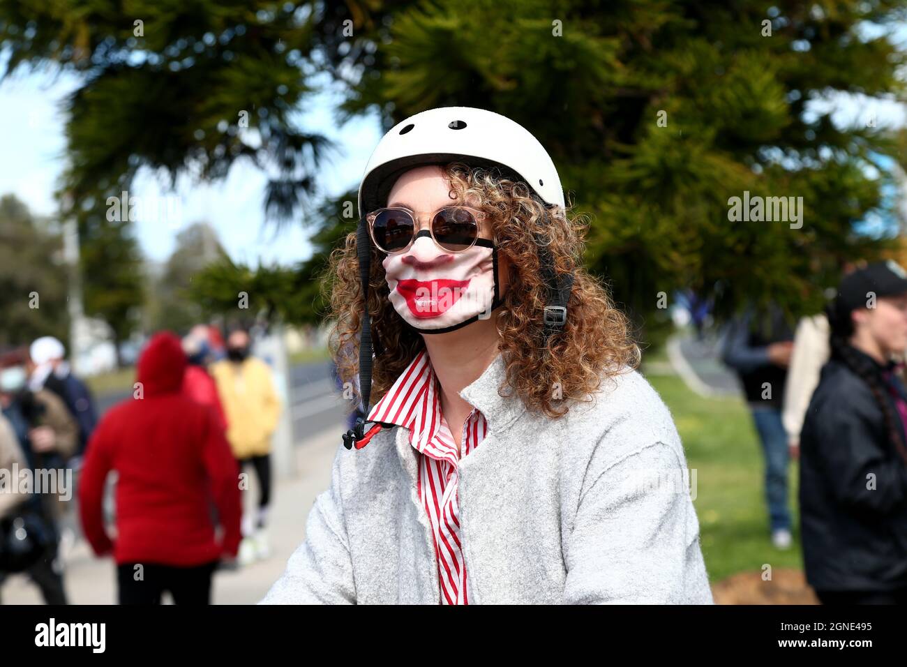 Melbourne, Australien, 25. September 2021. Ein Protestler mit einer Comic-Lippenmaske während der „Millions March for Freedom“-Kundgebung in St. Kilda Beach. Melbourne erduldet einen weiteren Tag voller Proteste und Chaos über die umstrittene Regierung von Premier Daniel Andrews und die Reaktion auf Pandemiefälle, einschließlich Sperrungen und obligatorischer Impfungen. Kredit: Dave Hewison/Speed Media/Alamy Live Nachrichten Stockfoto