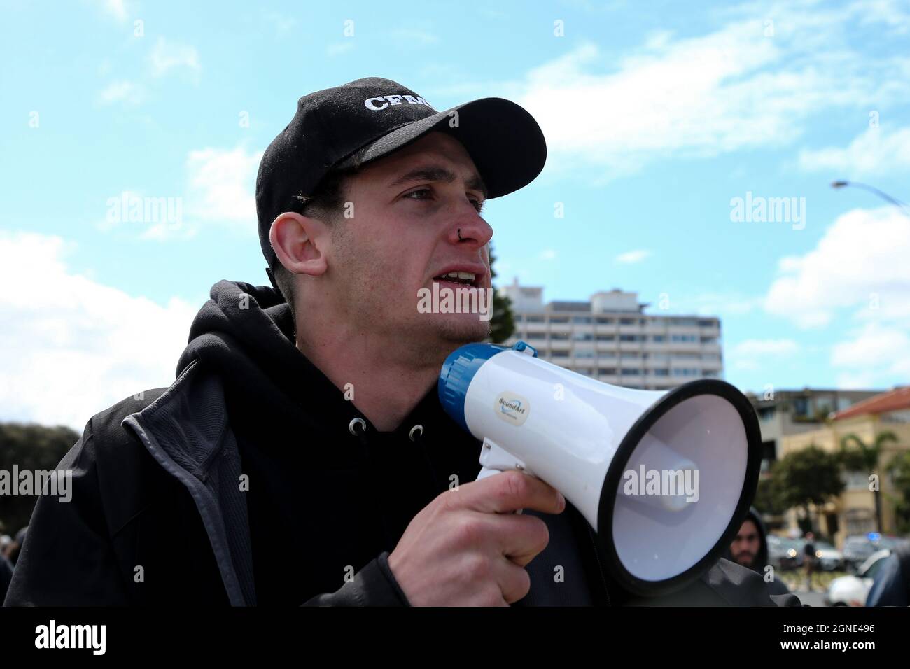 Melbourne, Australien, 25. September 2021. Ein Protestler mit einem Megaphon während der „Millions March for Freedom“-Kundgebung in St. Kilda Beach. Melbourne erduldet einen weiteren Tag voller Proteste und Chaos über die umstrittene Regierung von Premier Daniel Andrews und die Reaktion auf Pandemiefälle, einschließlich Sperrungen und obligatorischer Impfungen. Kredit: Dave Hewison/Speed Media/Alamy Live Nachrichten Stockfoto