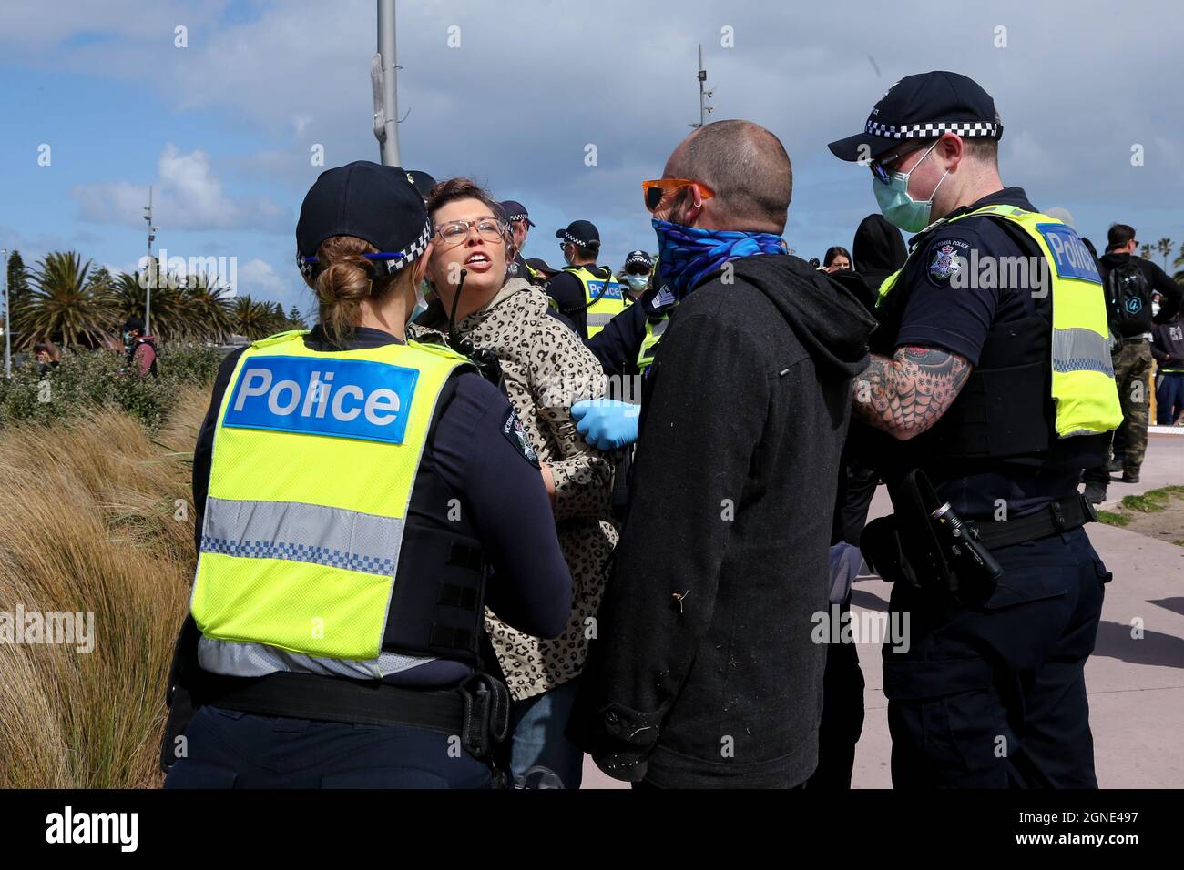 Melbourne, Australien, 25. September 2021. Die Polizei hält während der „Millions March for Freedom“-Kundgebung in St. Kilda Beach einen Protestierenden ab. Melbourne erduldet einen weiteren Tag voller Proteste und Chaos über die umstrittene Regierung von Premier Daniel Andrews und die Reaktion auf Pandemiefälle, einschließlich Sperrungen und obligatorischer Impfungen. Kredit: Dave Hewison/Speed Media/Alamy Live Nachrichten Stockfoto